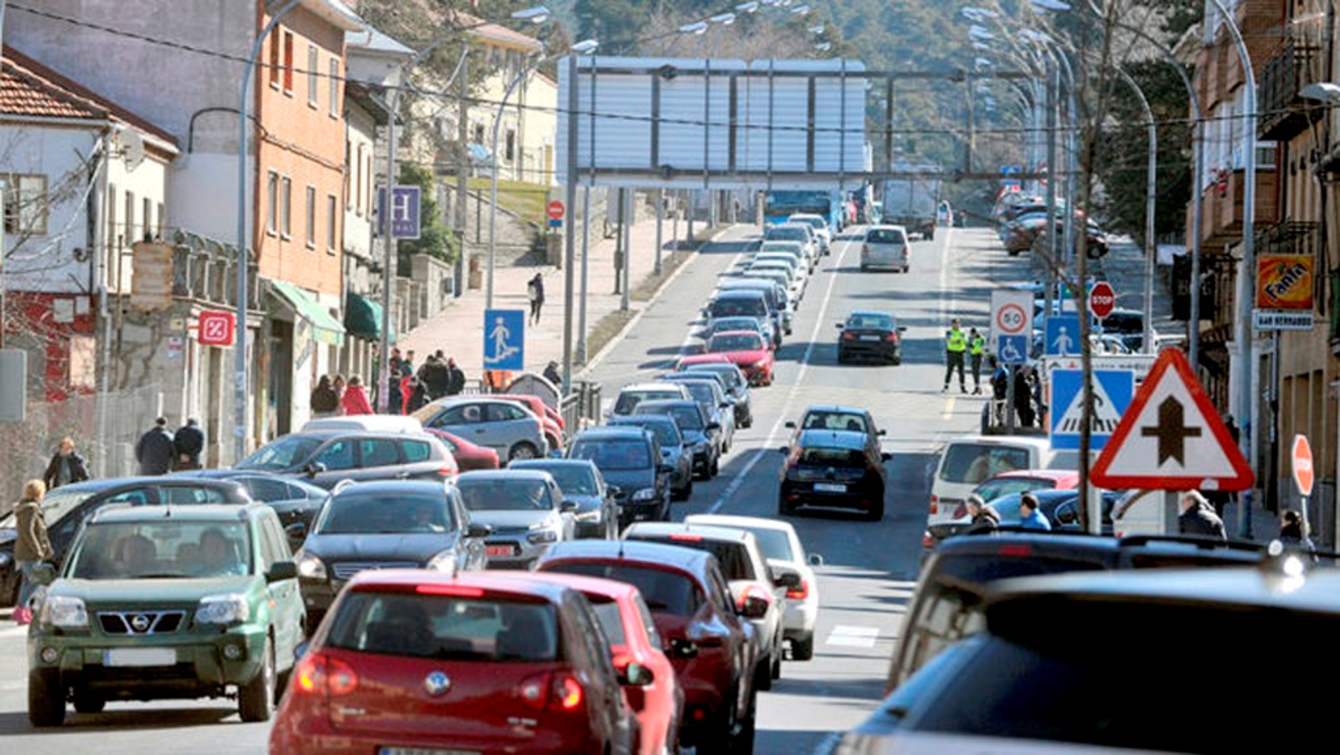 Tráfico en la Travesía de San Rafael, uno de los puntos conflictivos de las carreteras segovianas este verano (FOTO: KAMARERO)