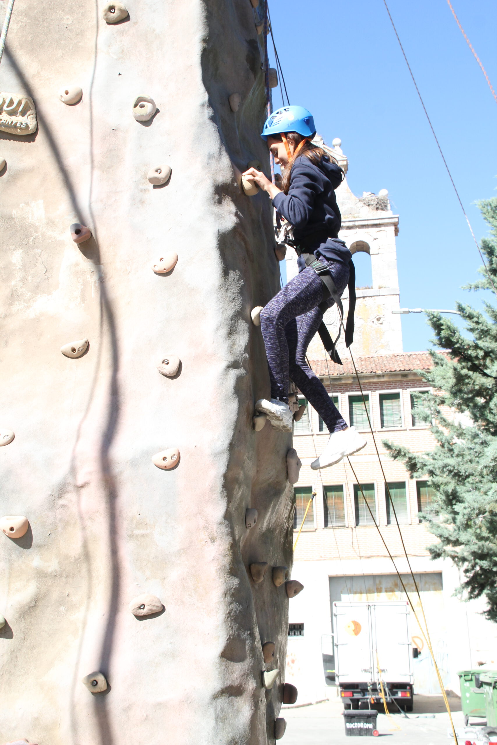Una joven escala en un rodódromo, una de las actividades previstas para estos días /E.A.