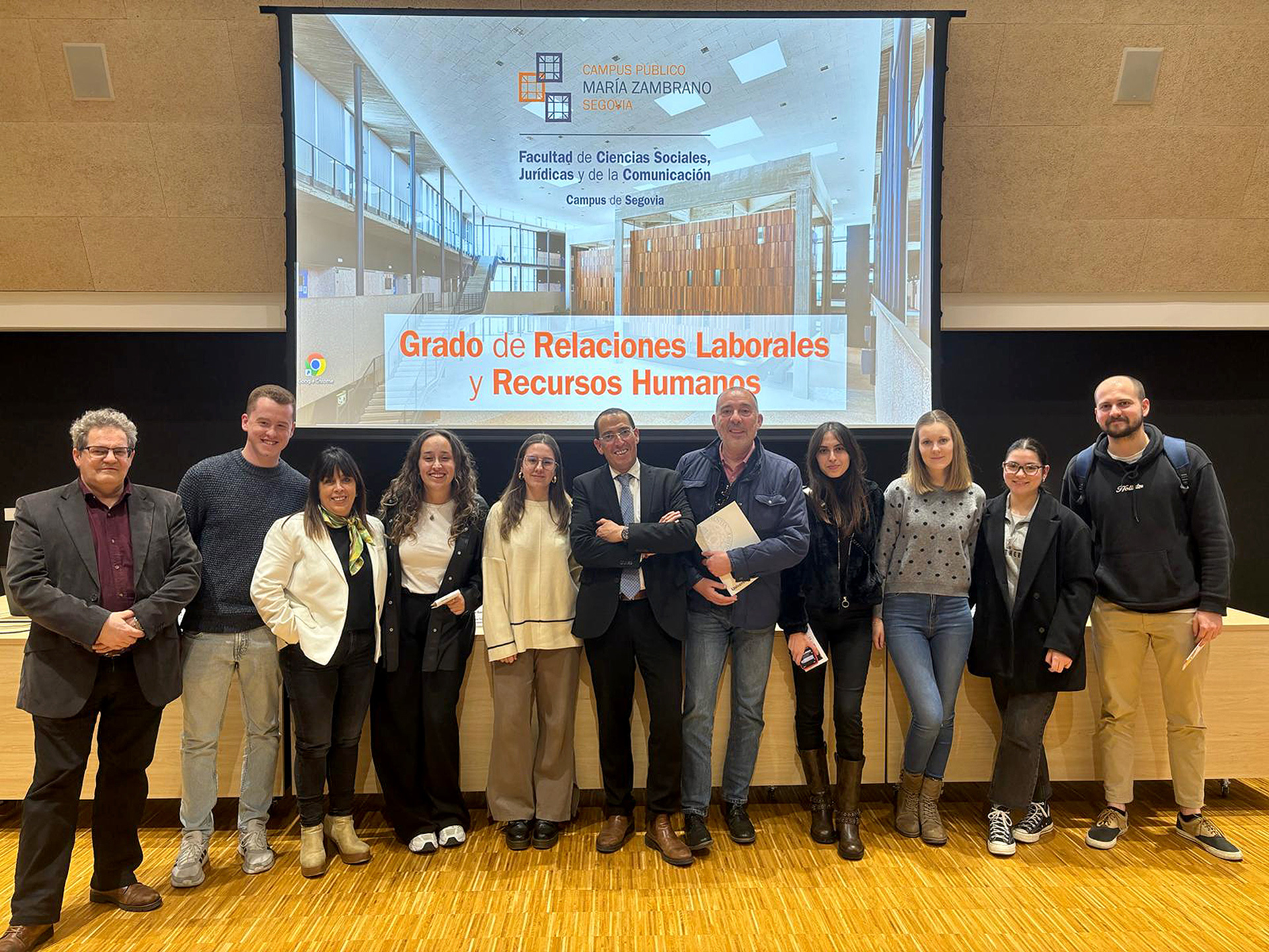 Jornadas de RRLL- Salón de Grados. / Alumno del Campus