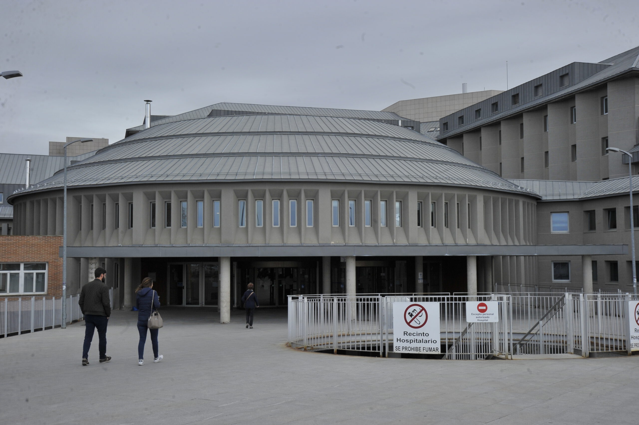Aunque no se encuentra entre los mejores datos de los hospitales de Sacyl, el Complejo Asistencial de Segovia ha visto reducida tanto la lista de espera como el tiempo de demora para operarse. Kamarero.