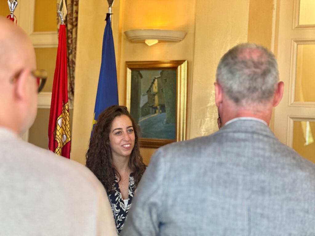 La sonrisa de María Carpio, nueva concejala, mientras José Mazarías le da la bienvenida. La sonrisa de María Carpio, nueva concejala, mientras José Mazarías le da la bienvenida.