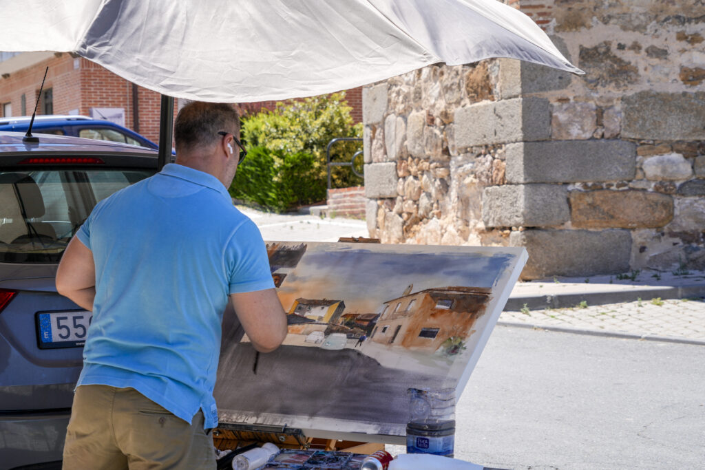 Un pintor concentrado en su obra. (FOTO: MIGUEL ÁNGEL FERNÁNDEZ)