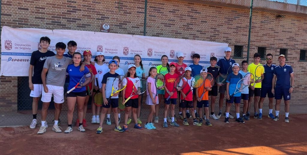 Participantes del taller de tenis de El Sotillo.