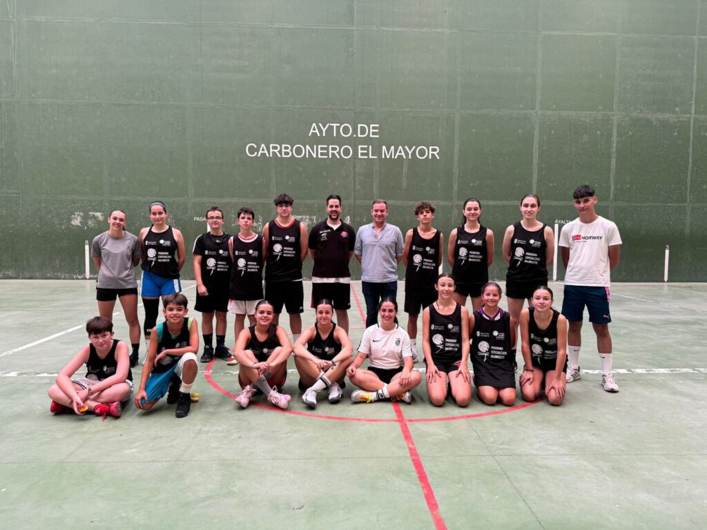 Baloncesto en el polideportivo de Carbonero el Mayor.