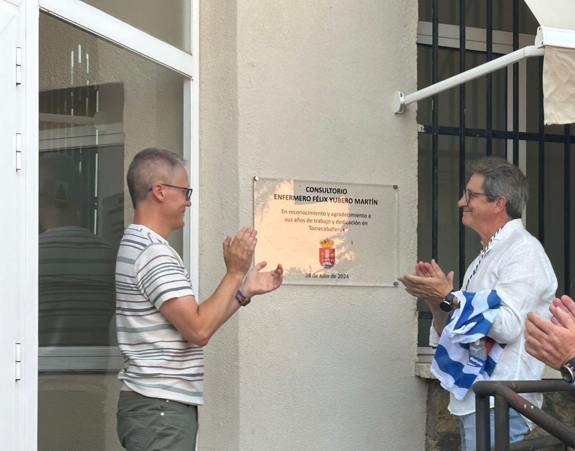Rubén García descubre la placa en honor a Félix Yubero junto al propio enfermero.