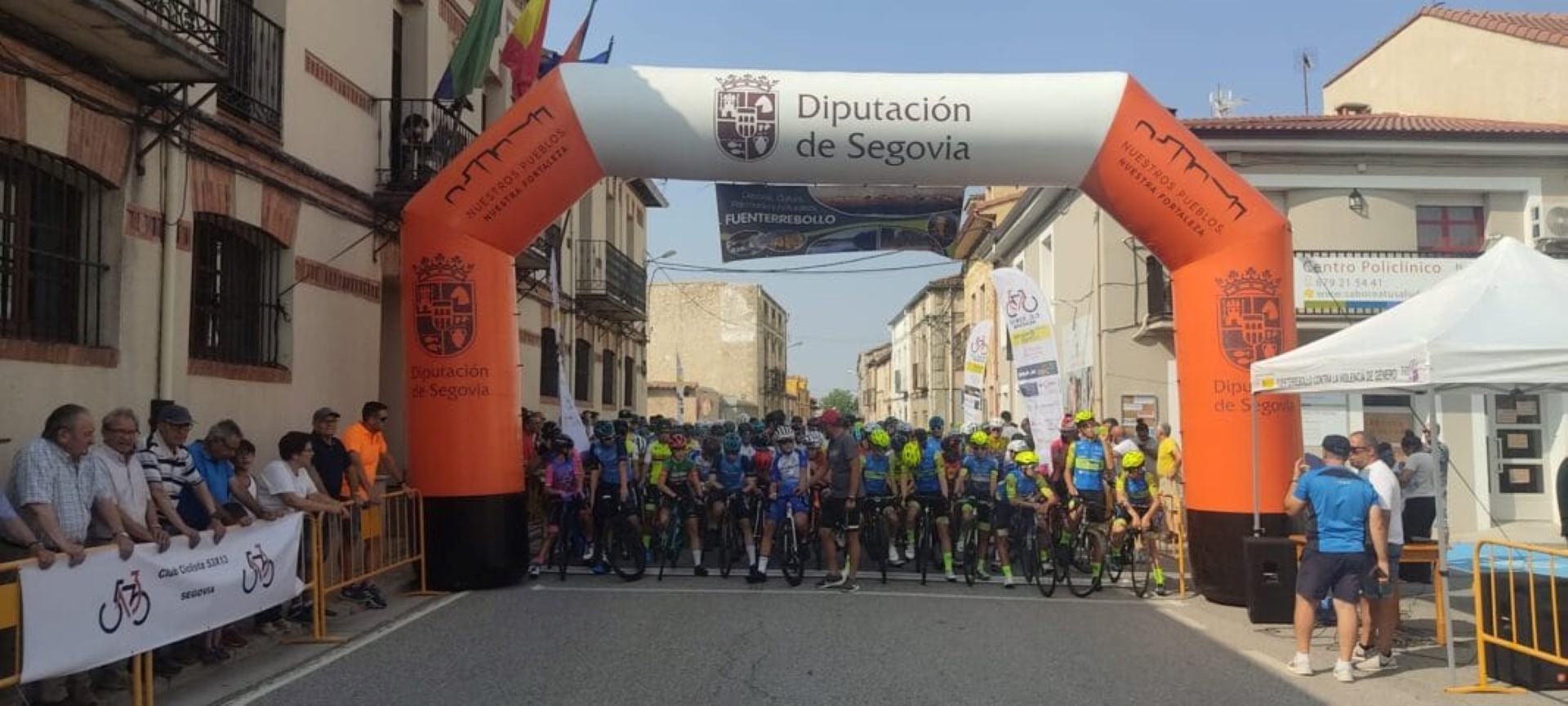 Inicio del IX Trofeo Ciclista Memorial Jorge Ruano en la Plaza de España de Fuenterrebollo. (FOTO: PROTECCIÓN CIVIL DE CANTALEJO)