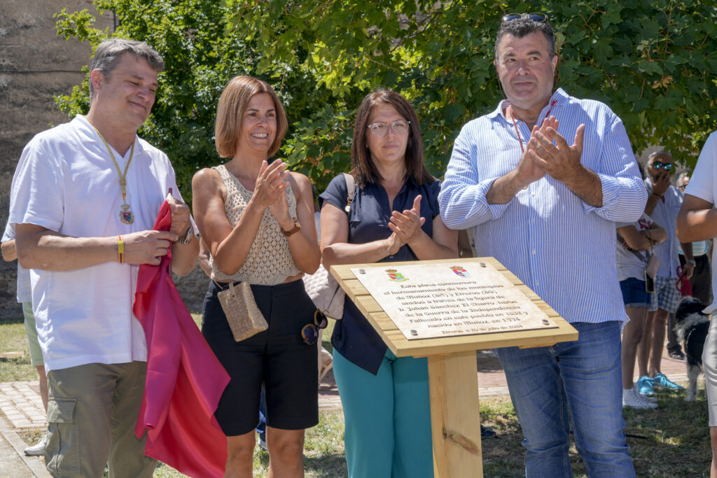 Descubrimiento de la placa en homenaje a 'El Charro' y al hermanamiento entre Etreros y Muñoz (FOTO: MIGUEL ÁNGEL FERNÁNDEZ) Descubrimiento de la placa en homenaje a 'El Charro' y al hermanamiento entre Etreros y Muñoz (FOTO: MIGUEL ÁNGEL FERNÁNDEZ)