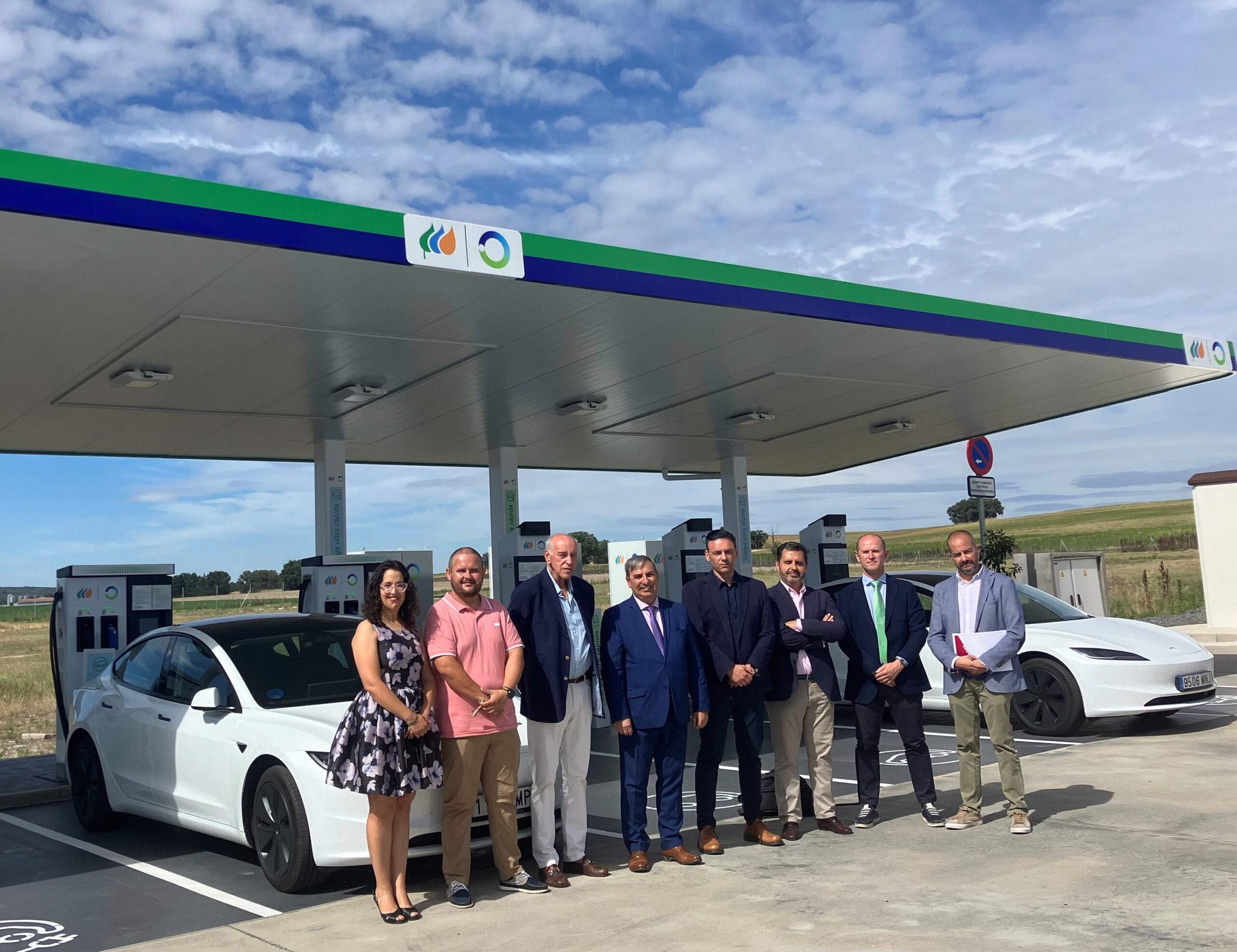Autoridades en el nuevo hub de recarga Iberdrola bp pulse
