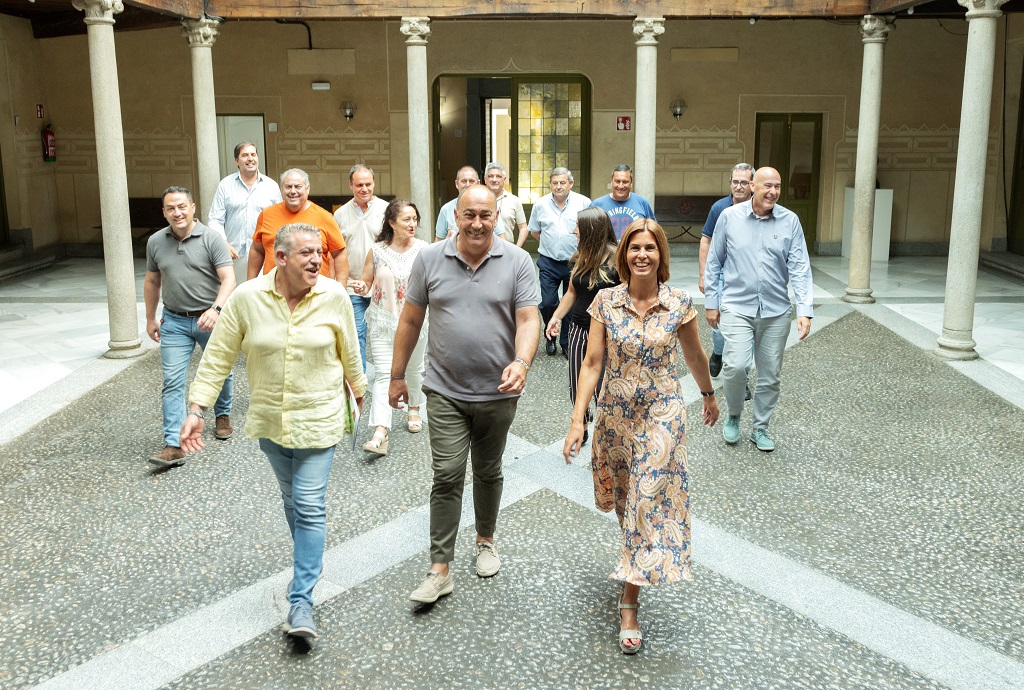 Miguel Ángel de Vicente, en el centro, rodeado de su equipo de gobierno / DIPUTACIÓN