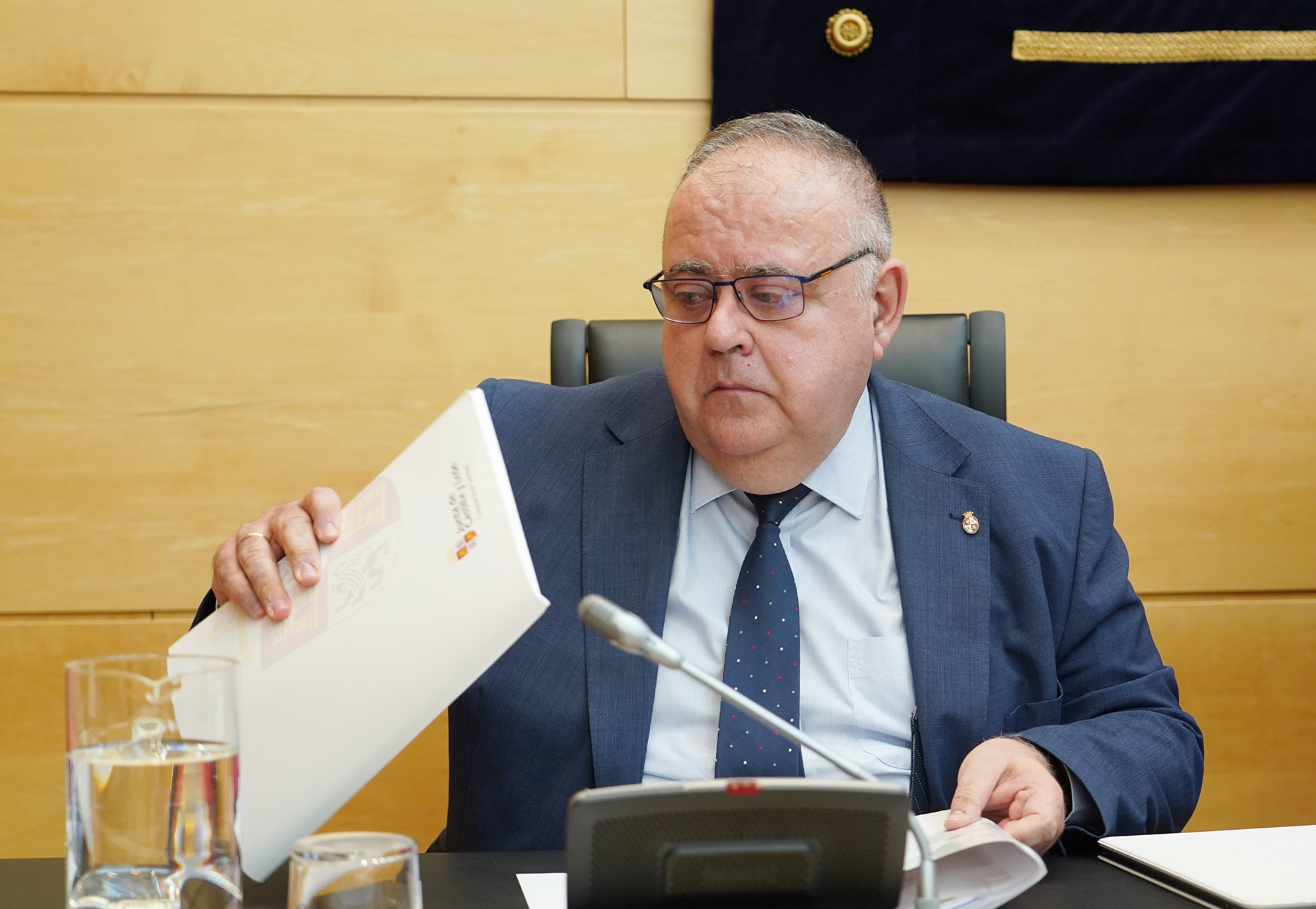 El consejero de Sanidad informa a las Cortes sobre el grado de cumplimiento de los objetivos de su departamento