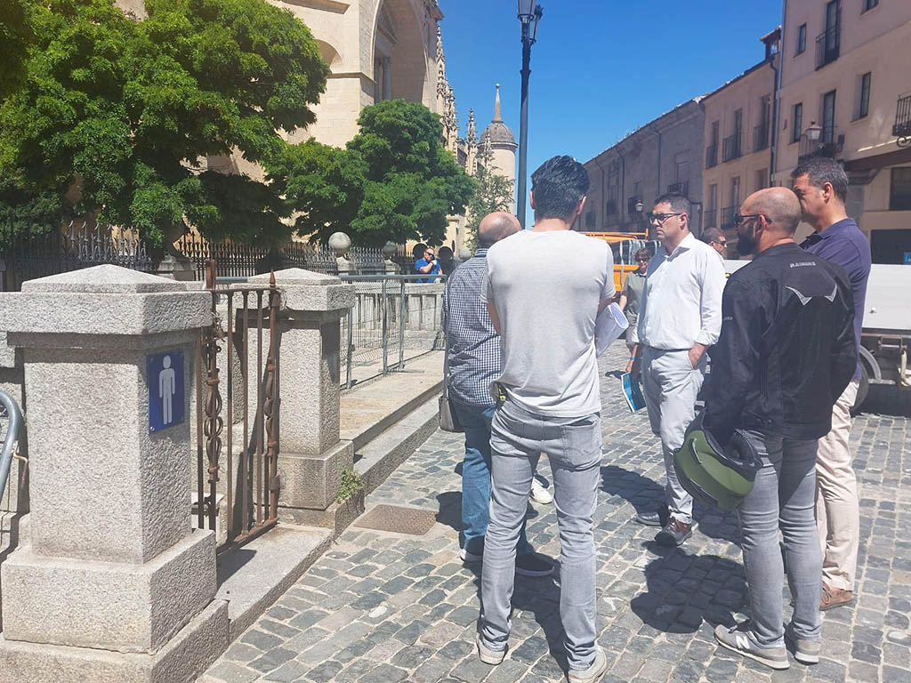 Comprobación del inicio de los trabajos en los aseos de la plaza Mayor de Segovia. / EL ADELANTADO