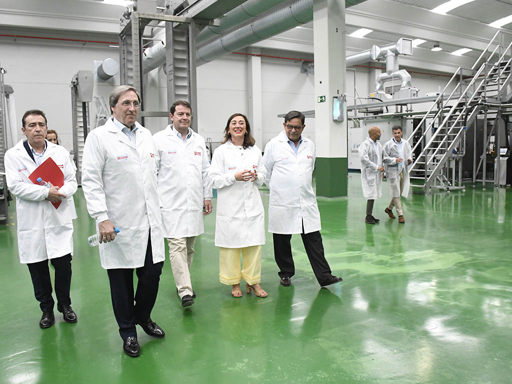 Mañueco y Pascual durante la visita a la planta - ICAL