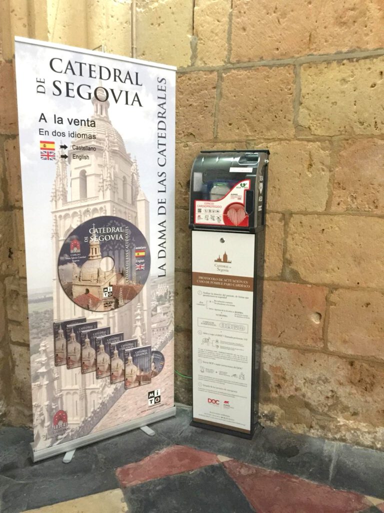 CATEDRAL SEGOVIA DESFIBRILADOR (1) DESA en la catedral.