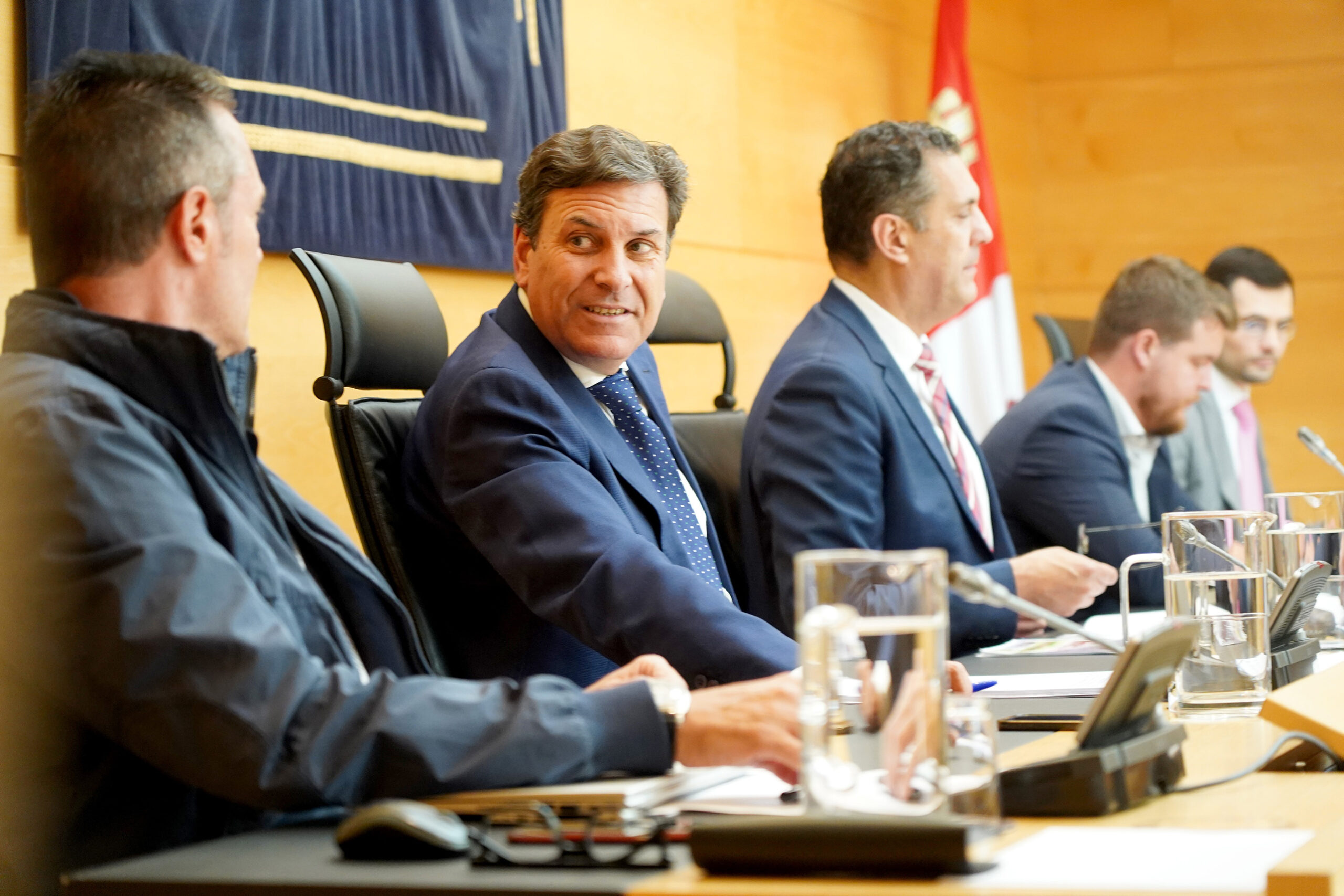 El consejero de Economía y Hacienda informa a las Cortes sobre el grado de cumplimiento de los objetivos de su departamento