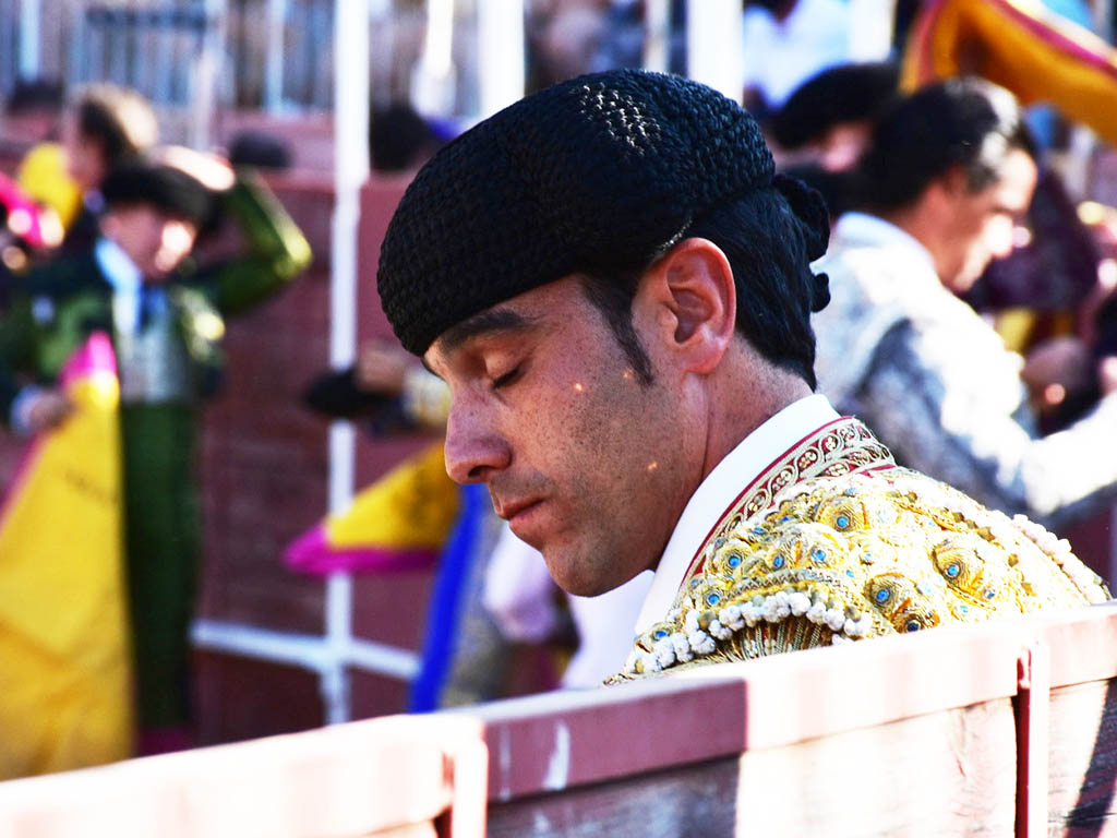 El novillero de Villacastín Carlos García, pensativo antes de un festejo. / A.M.