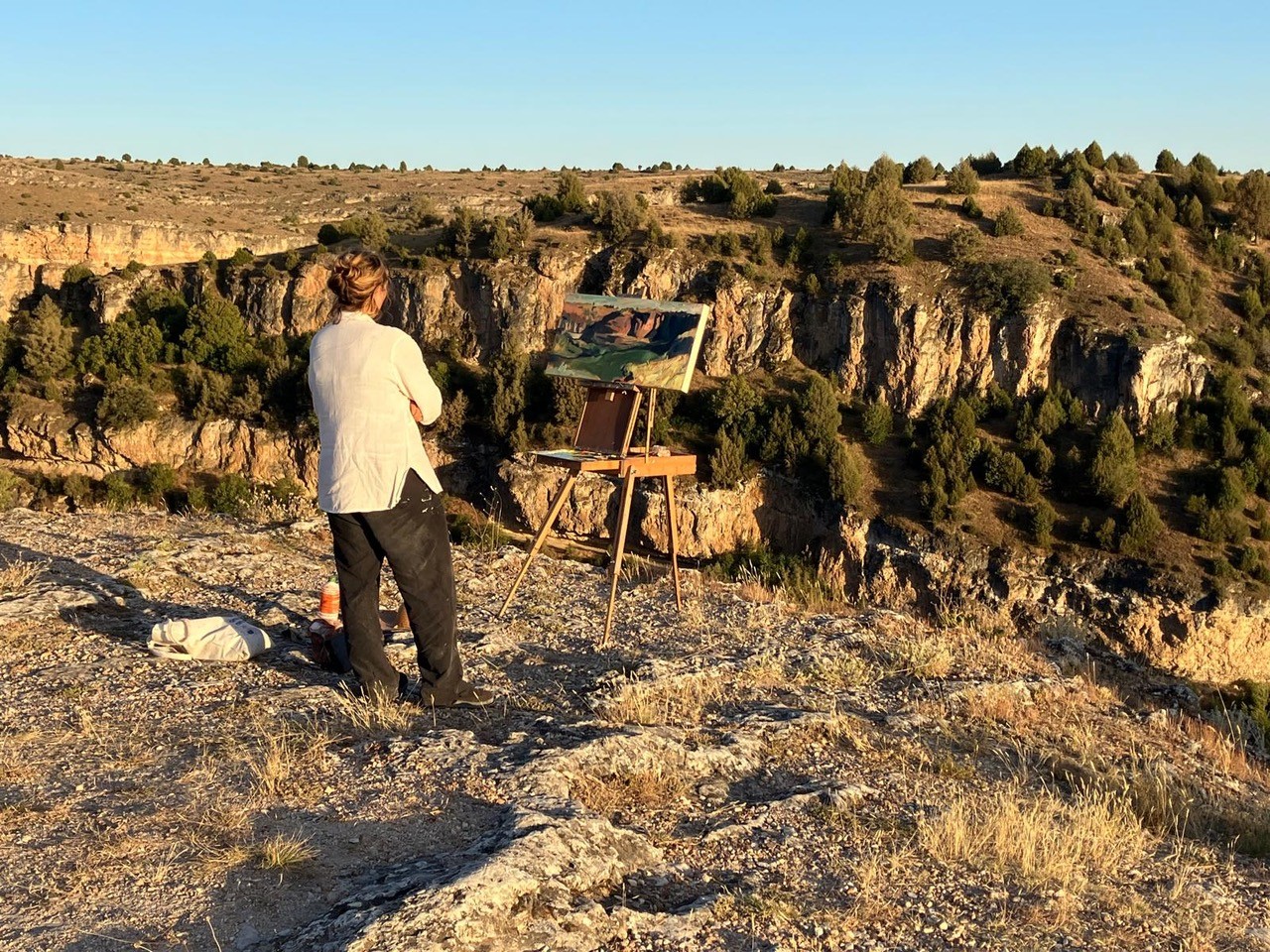 Participante del curso pintando en la naturaleza