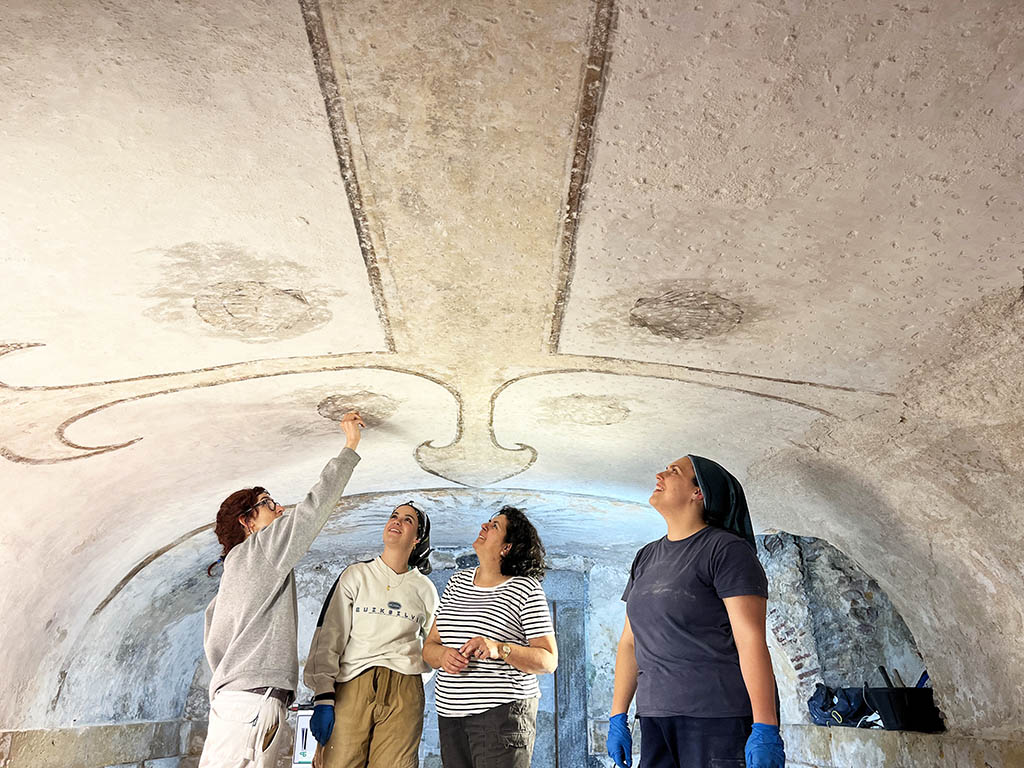 Equipo de restauradoras en la Cripta de Santiago. / CATEDRAL DE SEGOVIA