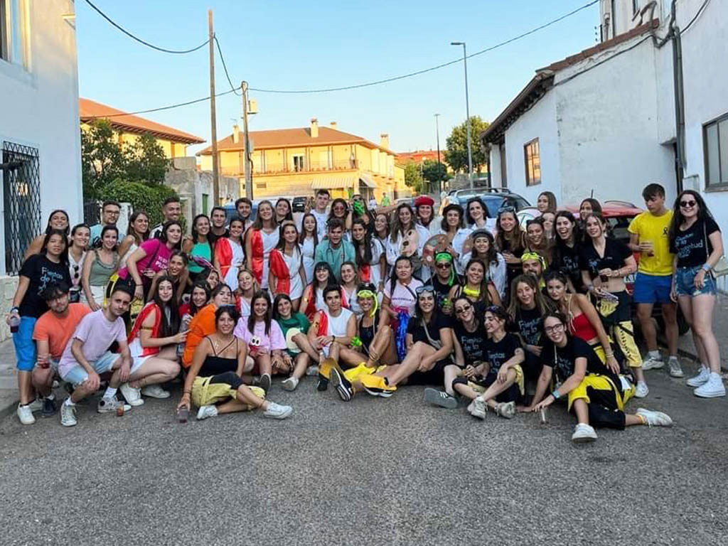 Diferentes peñas de Boceguillas, durante un vermú. / JUVENTUD DE BOCEGUILLAS