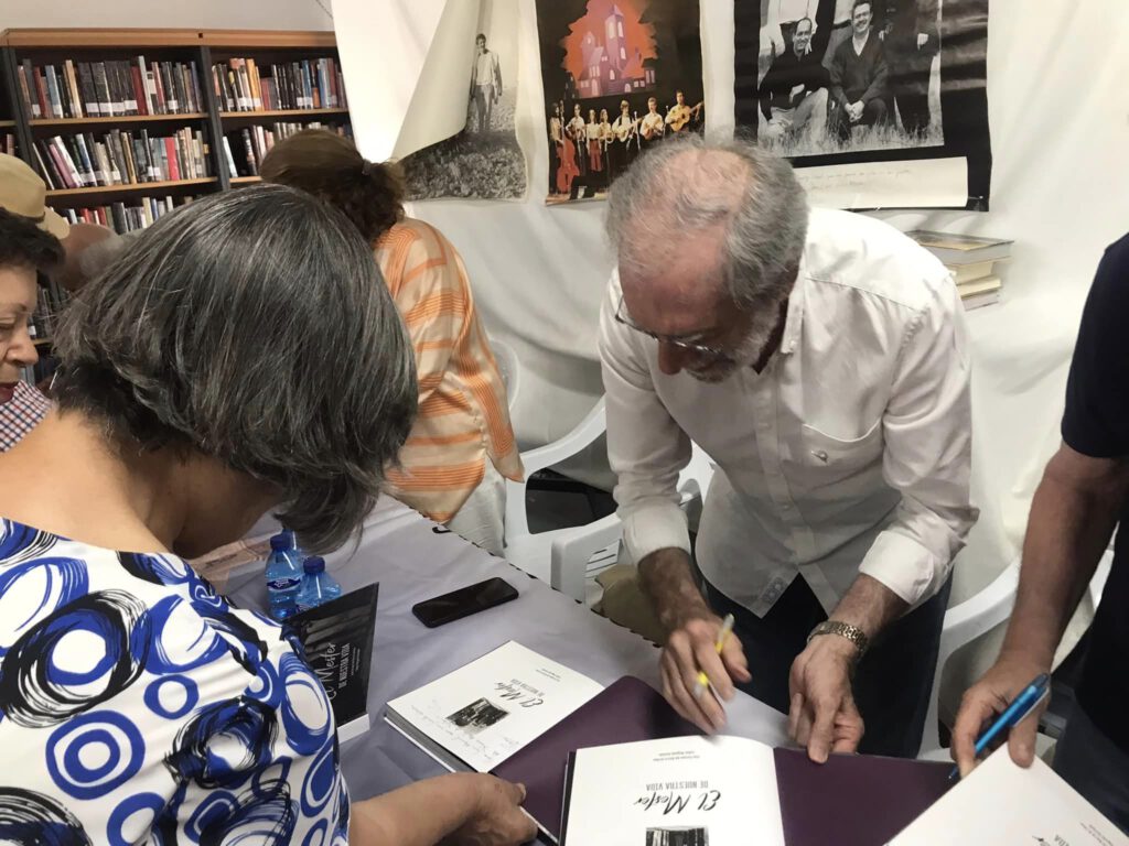 Paco Mester firmando el libro / FB.Esther Maganto