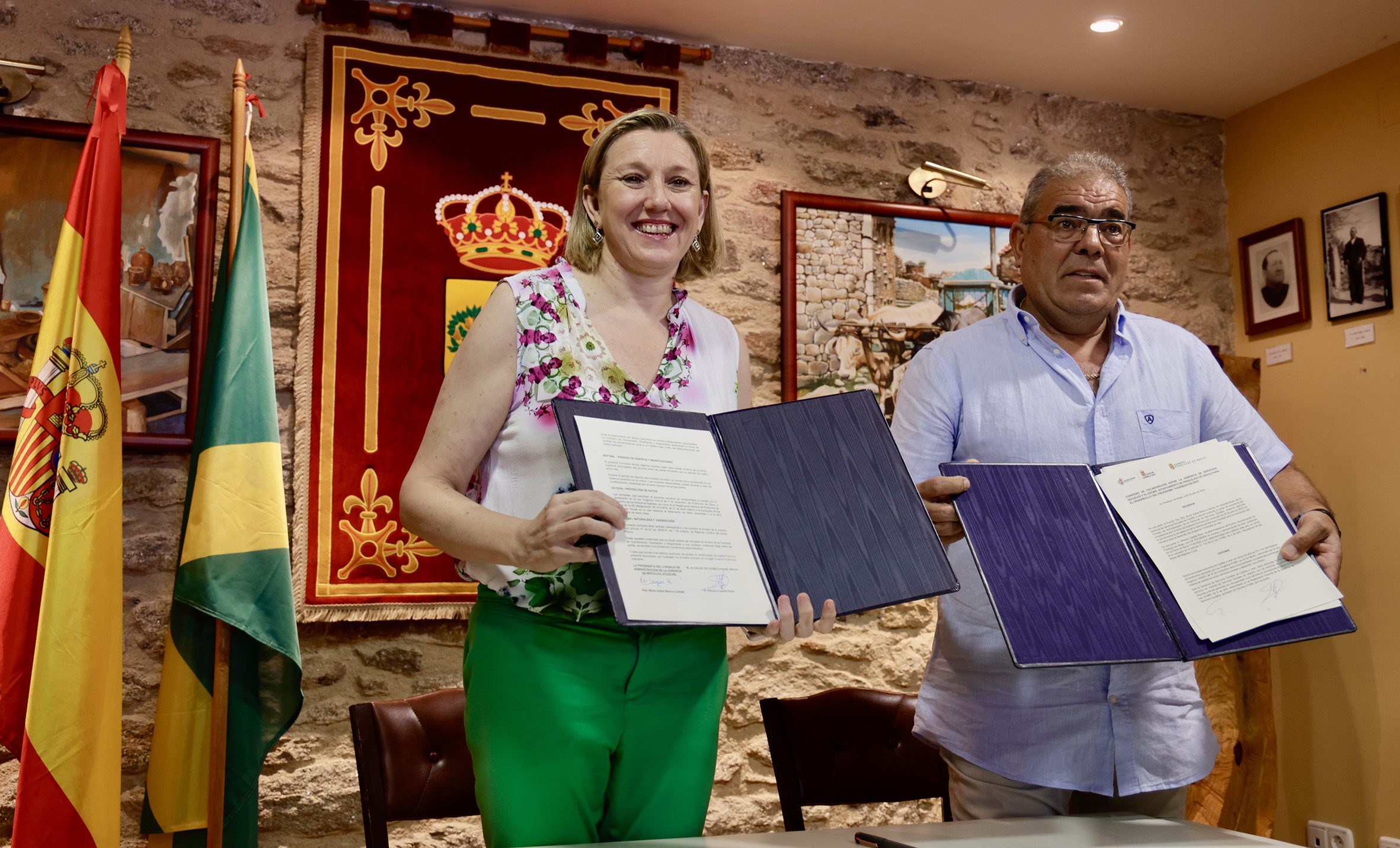 Firma de un convenio dentro del programa 'Atención en red' en Peralejos de Abajo (Salamanca)