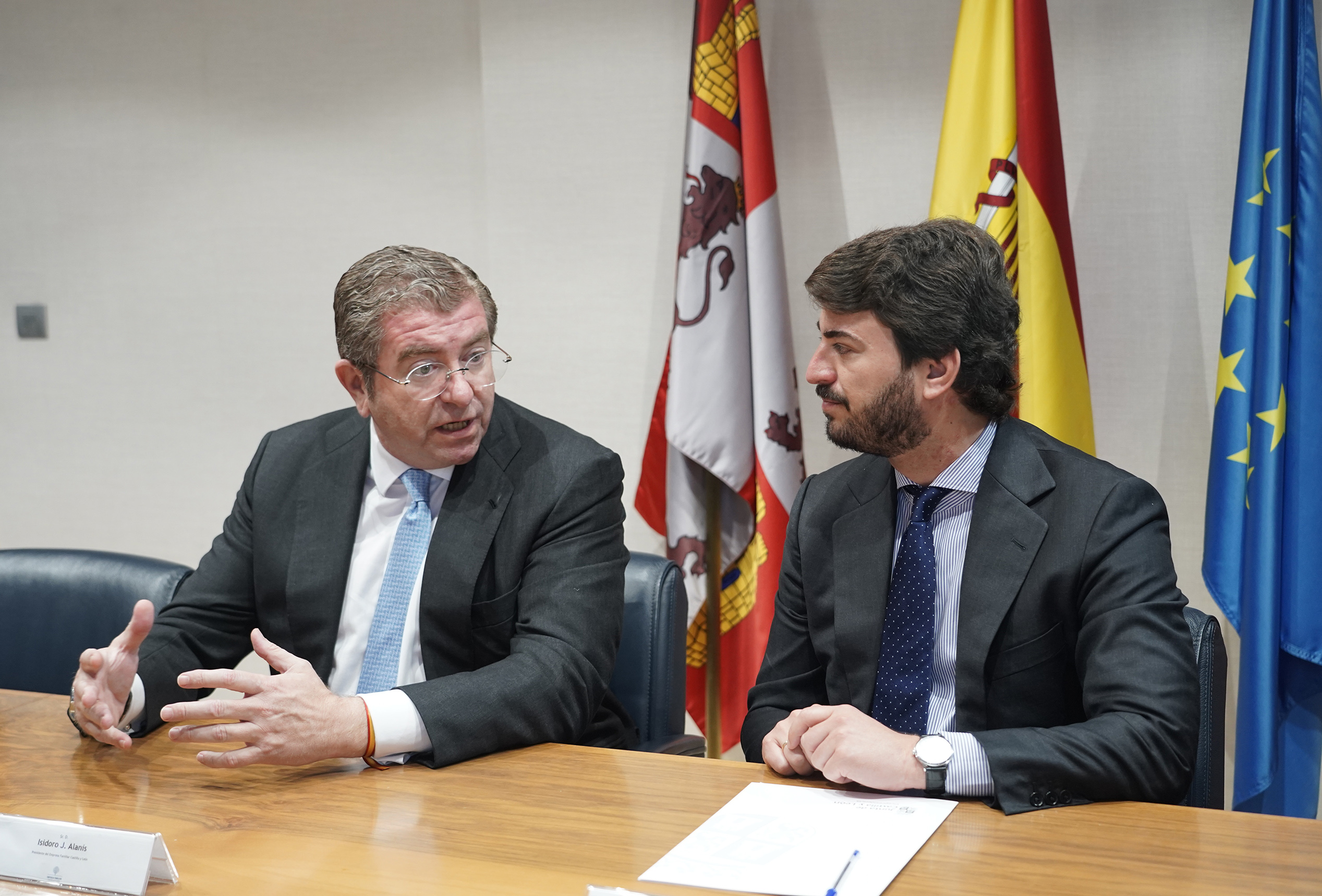 El vicepresidente de la Junta firma un convenio en materia de simplificación administrativa con Empresa Familiar