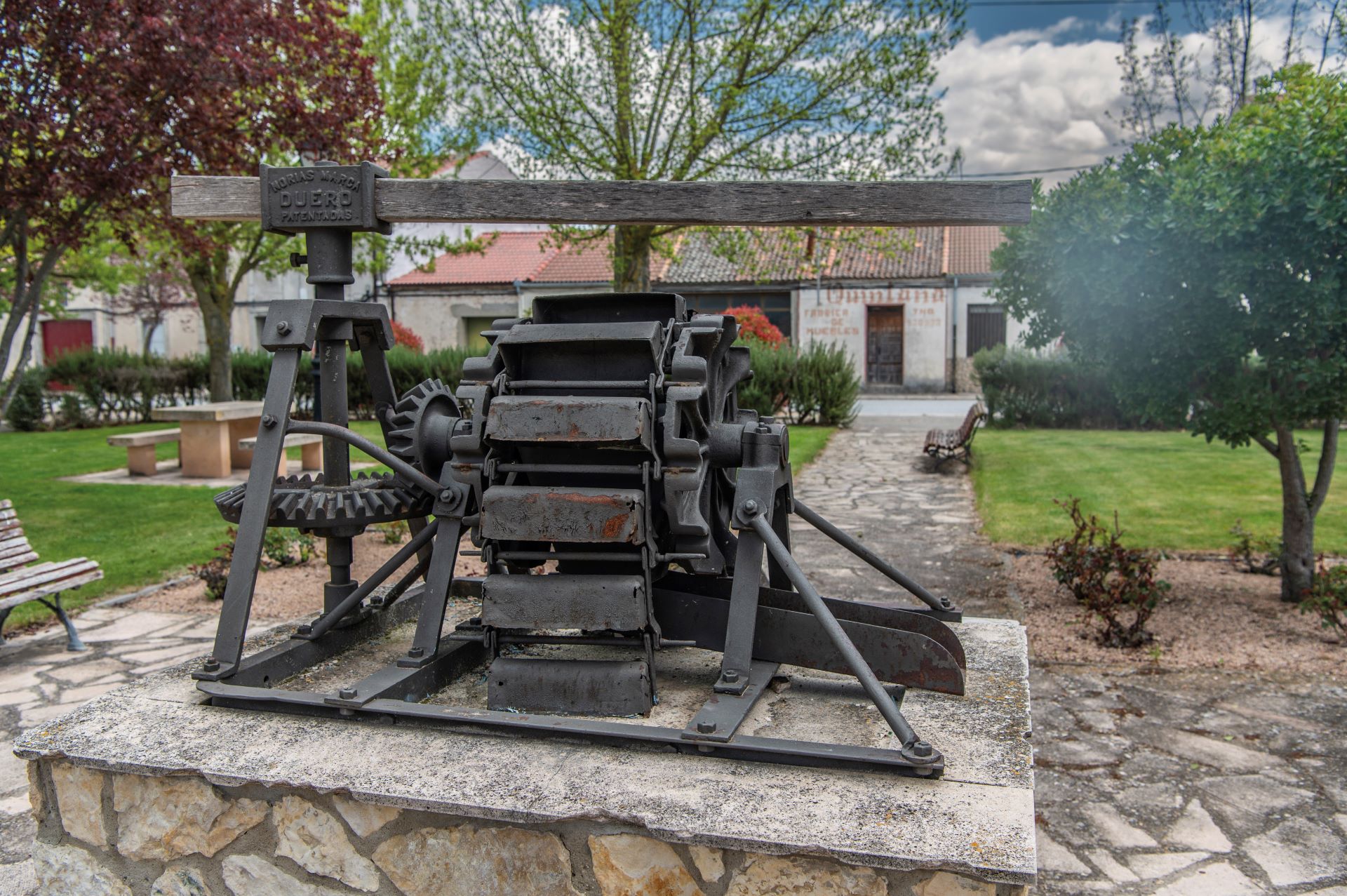 Fuenterrebollo también conserva varias piezas etnográficas al aire libre. Fuenterrebollo también conserva varias piezas etnográficas al aire libre.