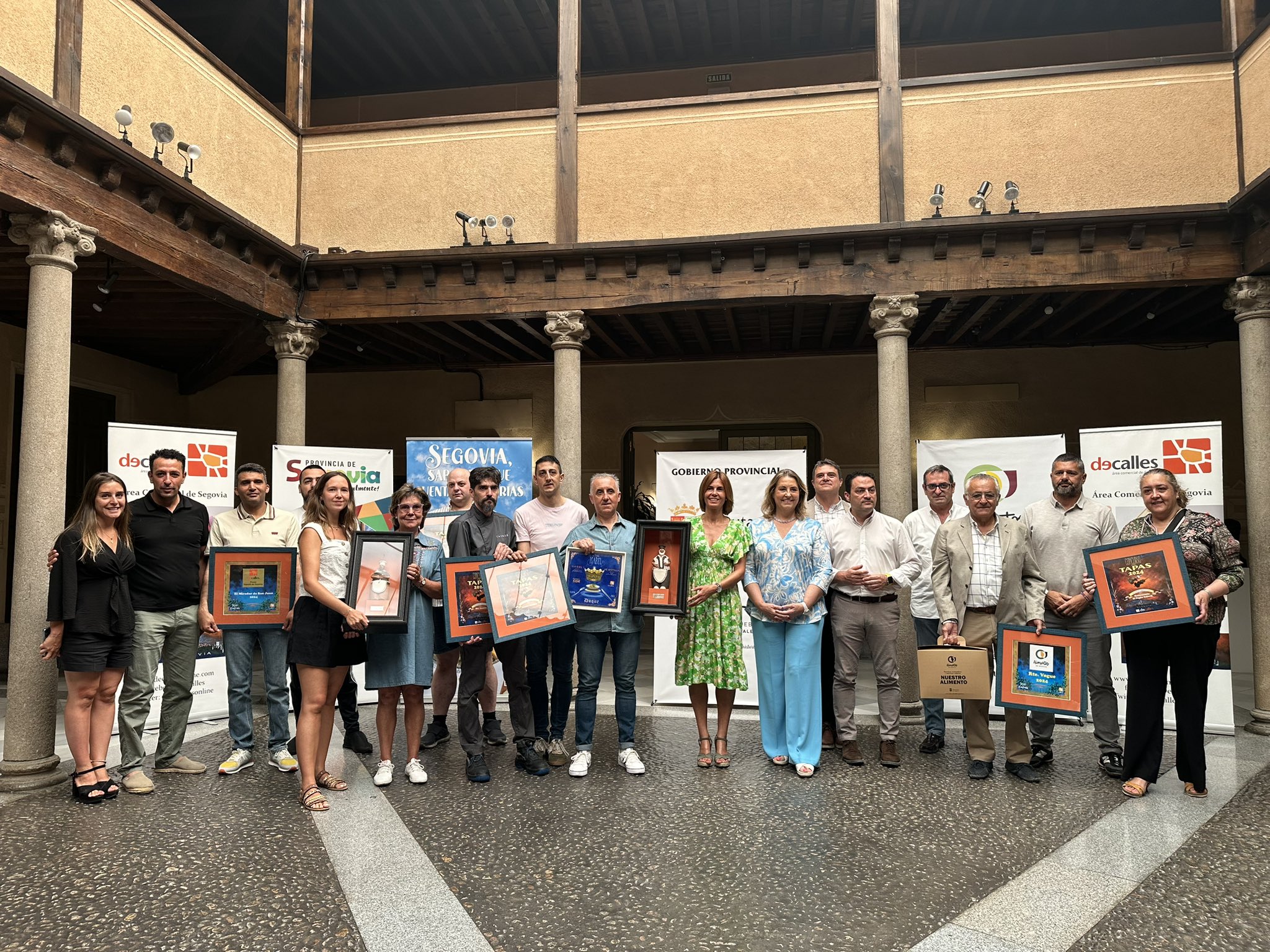 May Escobar junto a los ganadores