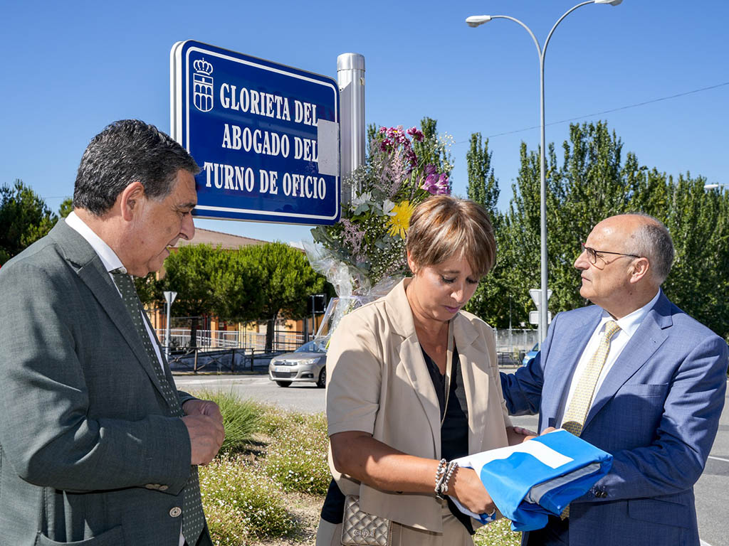 Acto en memoria de los profesionales fallecidos. / MIGUEL ÁNGEL FERNÁNDEZ