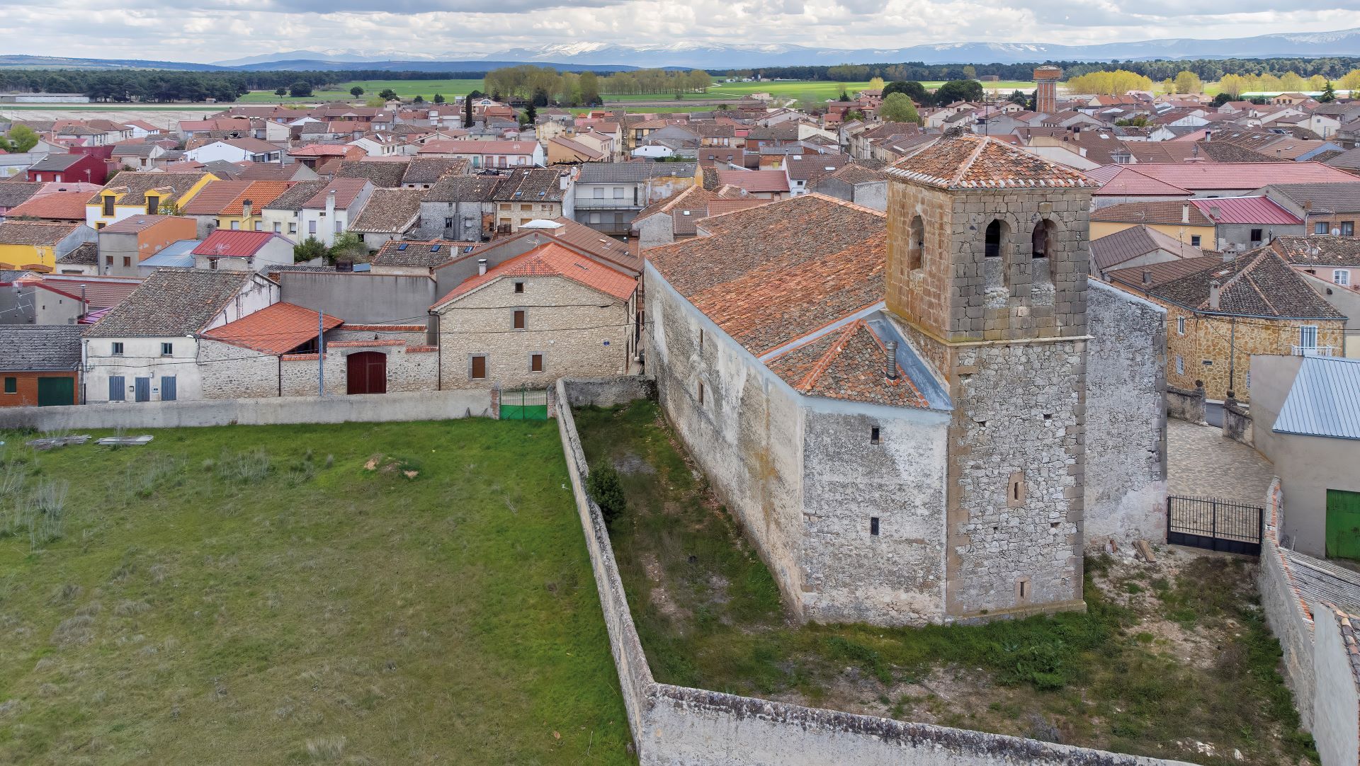 Iglesia dedicada a Nuestra Señora de la Asunción. Iglesia dedicada a Nuestra Señora de la Asunción.