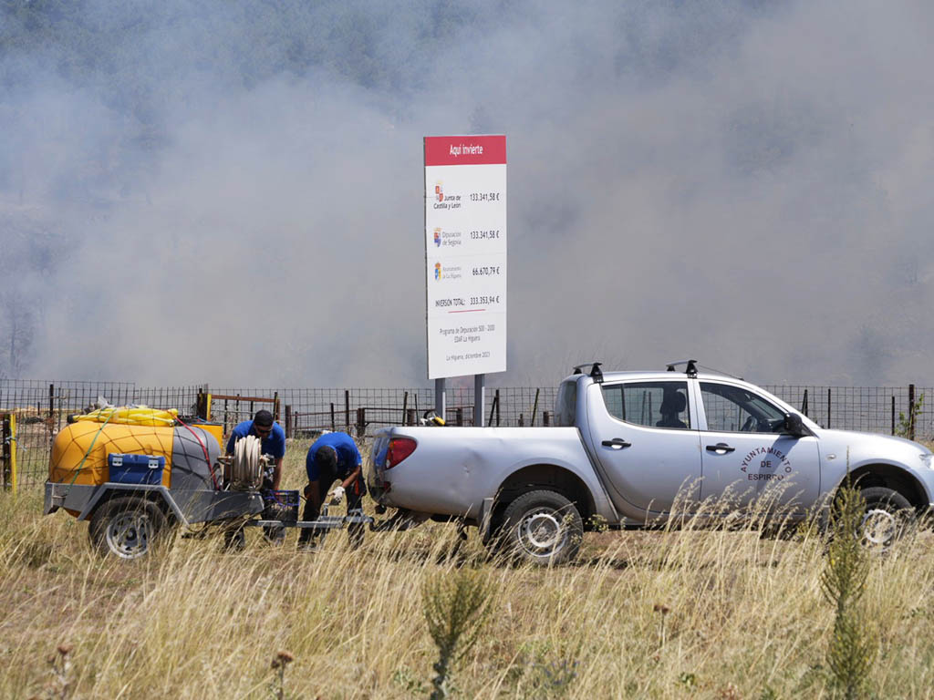 Trabajadores del Ayuntamiento de Espirdo en el incendio. / MIGUEL ÁNGEL FERNÁNDEZ