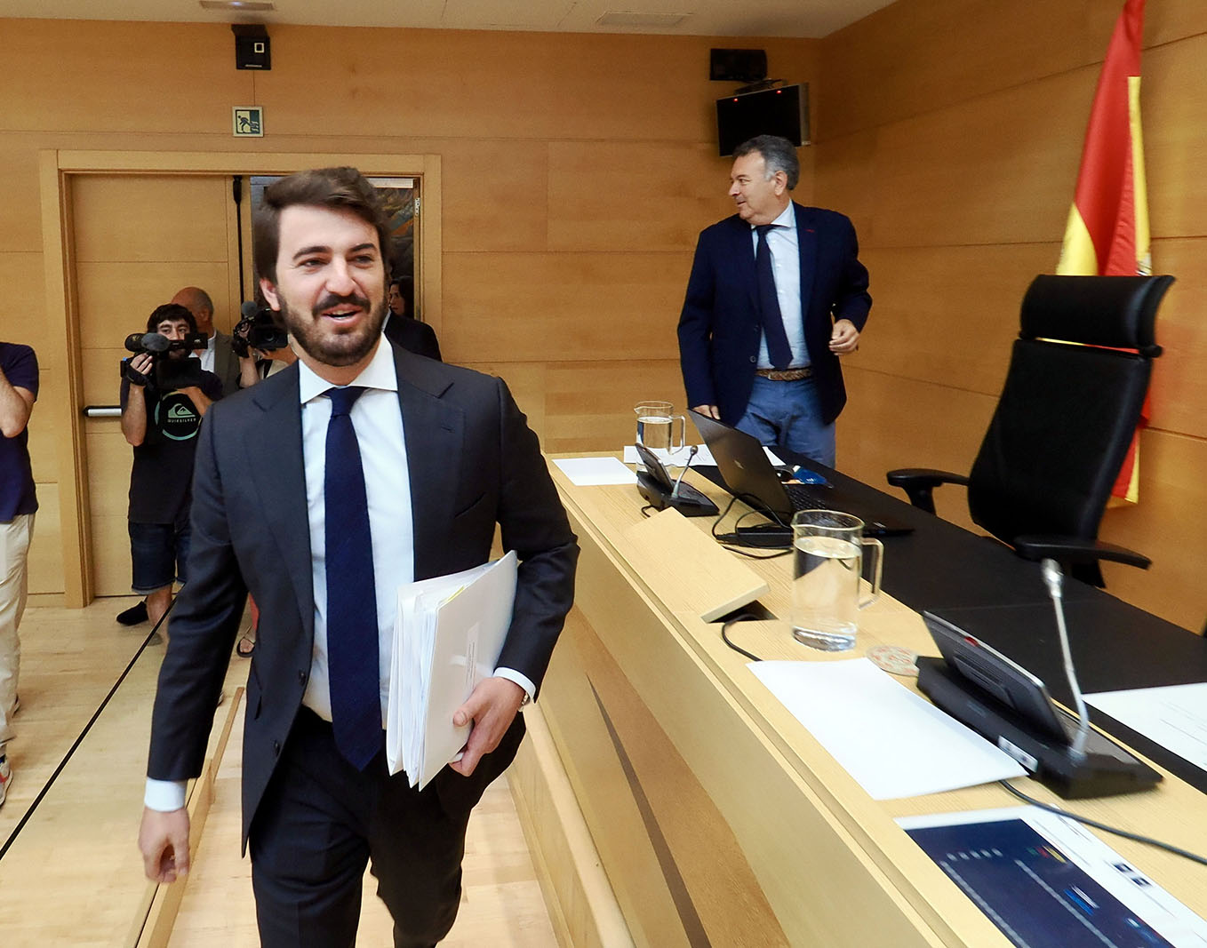 El vicepresidente de la Junta informa a las Cortes sobre el grado de cumplimiento de los objetivos de su departamento