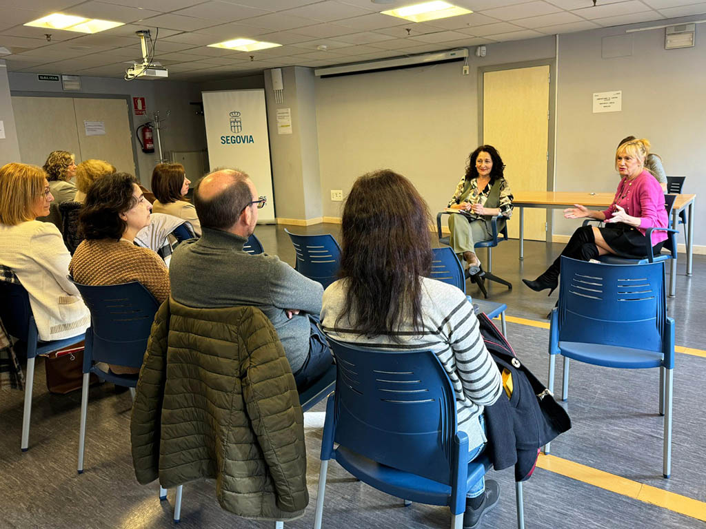 La diputada Pilar Martín en una reunión con asociaciones