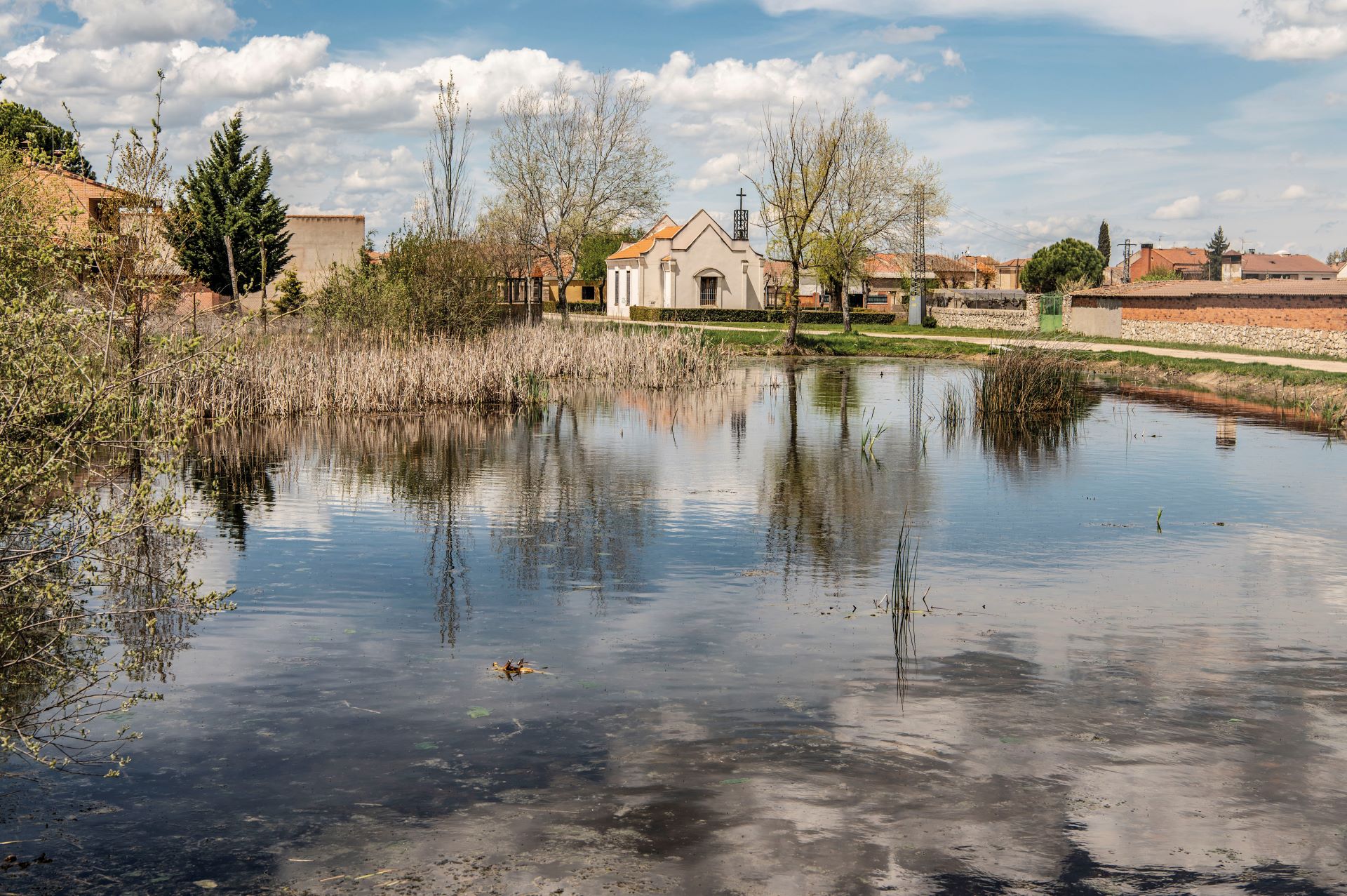 Laguna y ermita de San Roque en segundo plano. Laguna y ermita de San Roque en segundo plano.