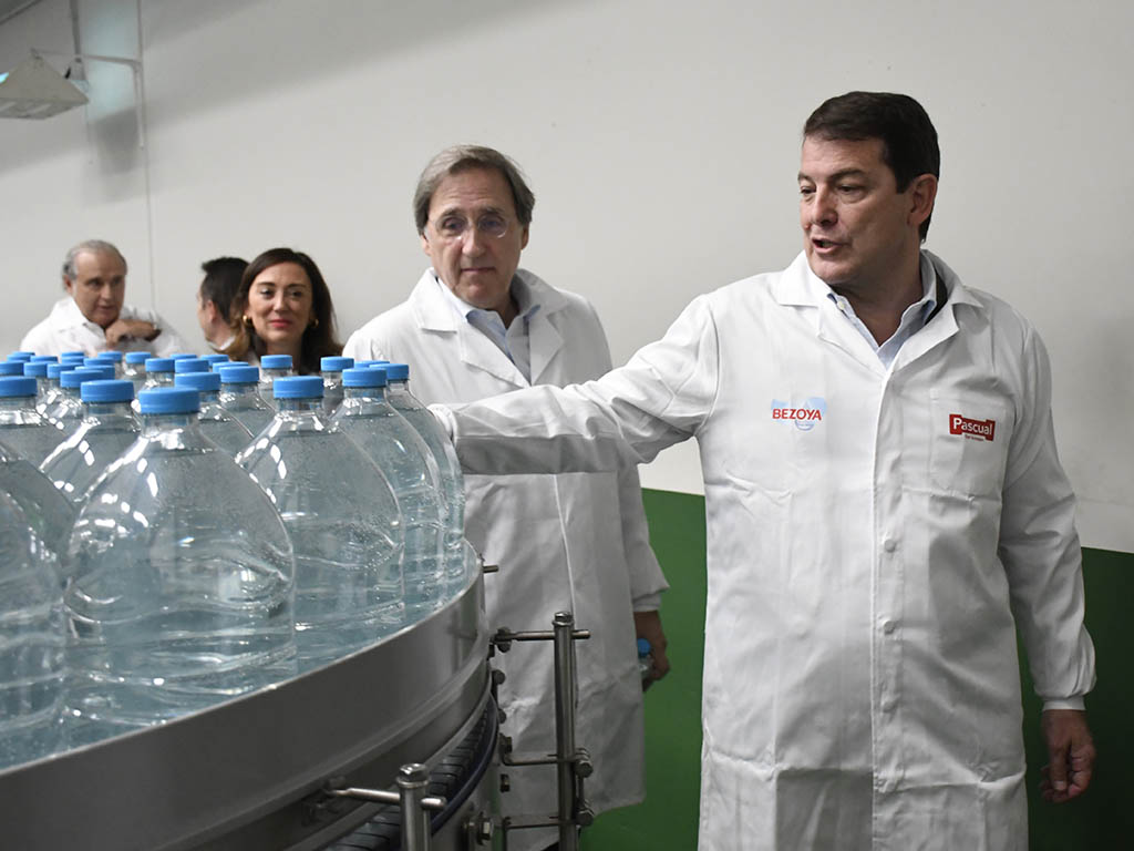 Mañueco y Pascual durante la visita a la planta - ICAL