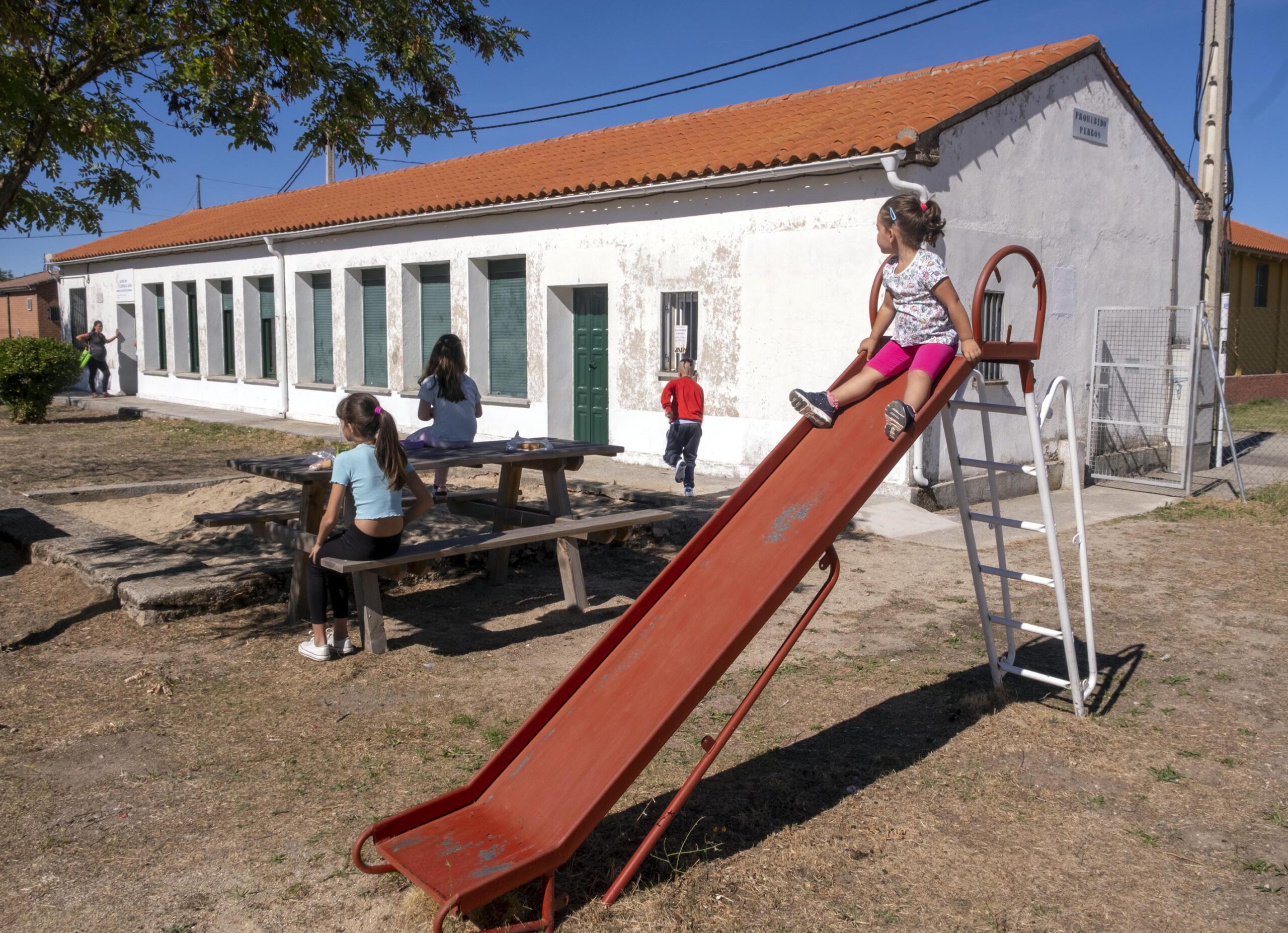 La escuela de la localidad de Villar de Peralonso abre su escuela tras varios años cerrada