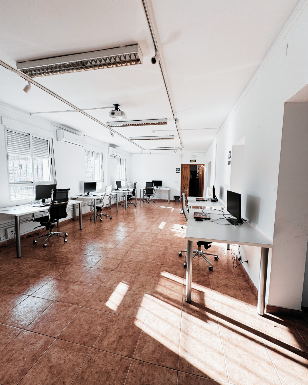 Instalaciones del espacio de trabajo colaborativo / AYUNTAMIENTO NAVA DE LA ASUNCIÓN