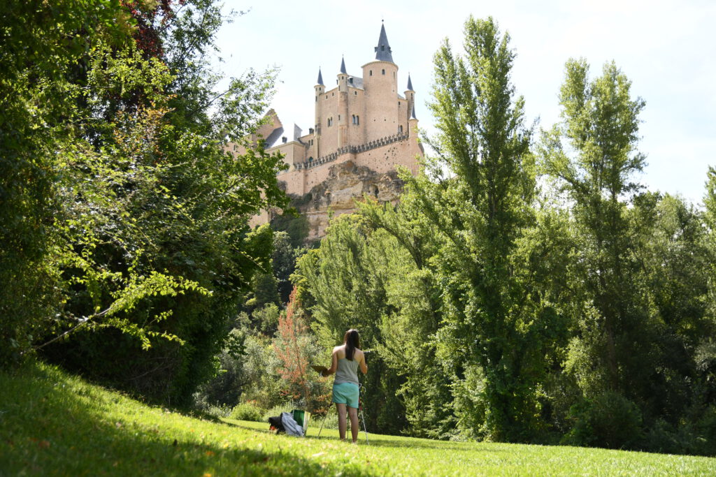 Alumna del curso pintando en la pradera de la Fuencisla / Jaime Guerrero