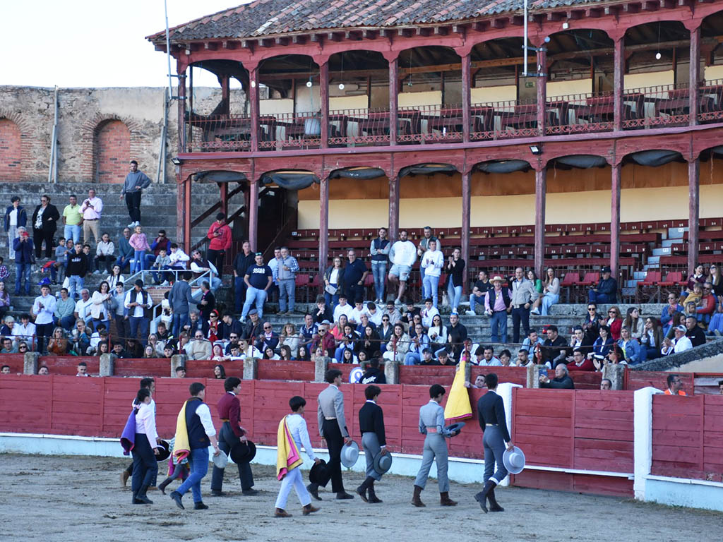 Paseíllo de los alumnos de la Escuela Taurina Provincial, en la Plaza de Segovia. / A.M.