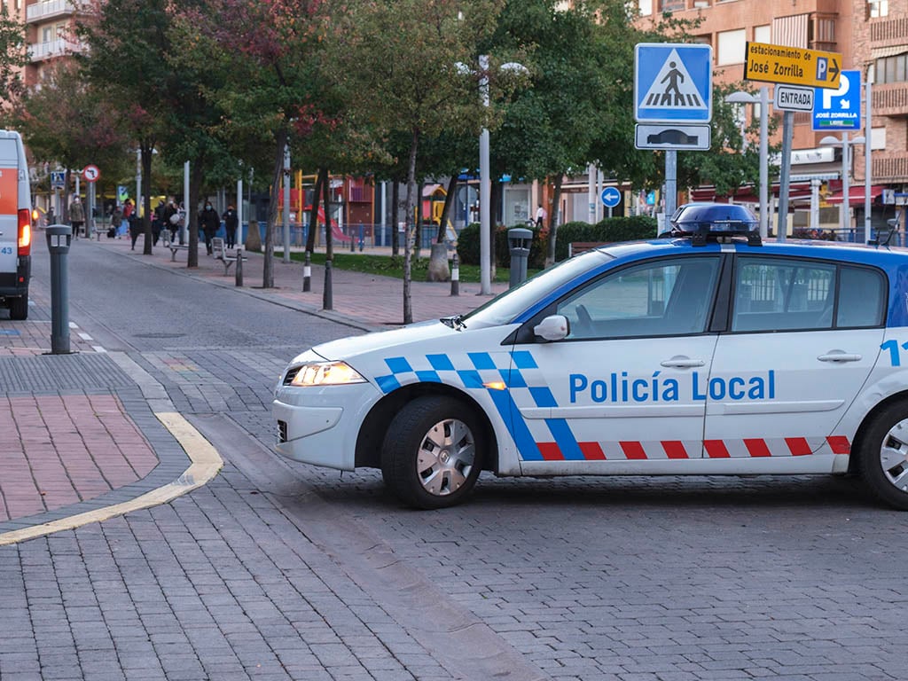 Coche de la Policía Local en la calle José Zorrilla. / KAMARERO