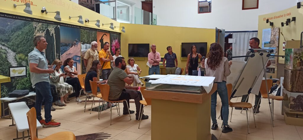 Reunión informativa sobre la revisión del PORN en la Casa del Parque Natural ‘Hoces del Río Riaza’ / Junta de Castilla y León