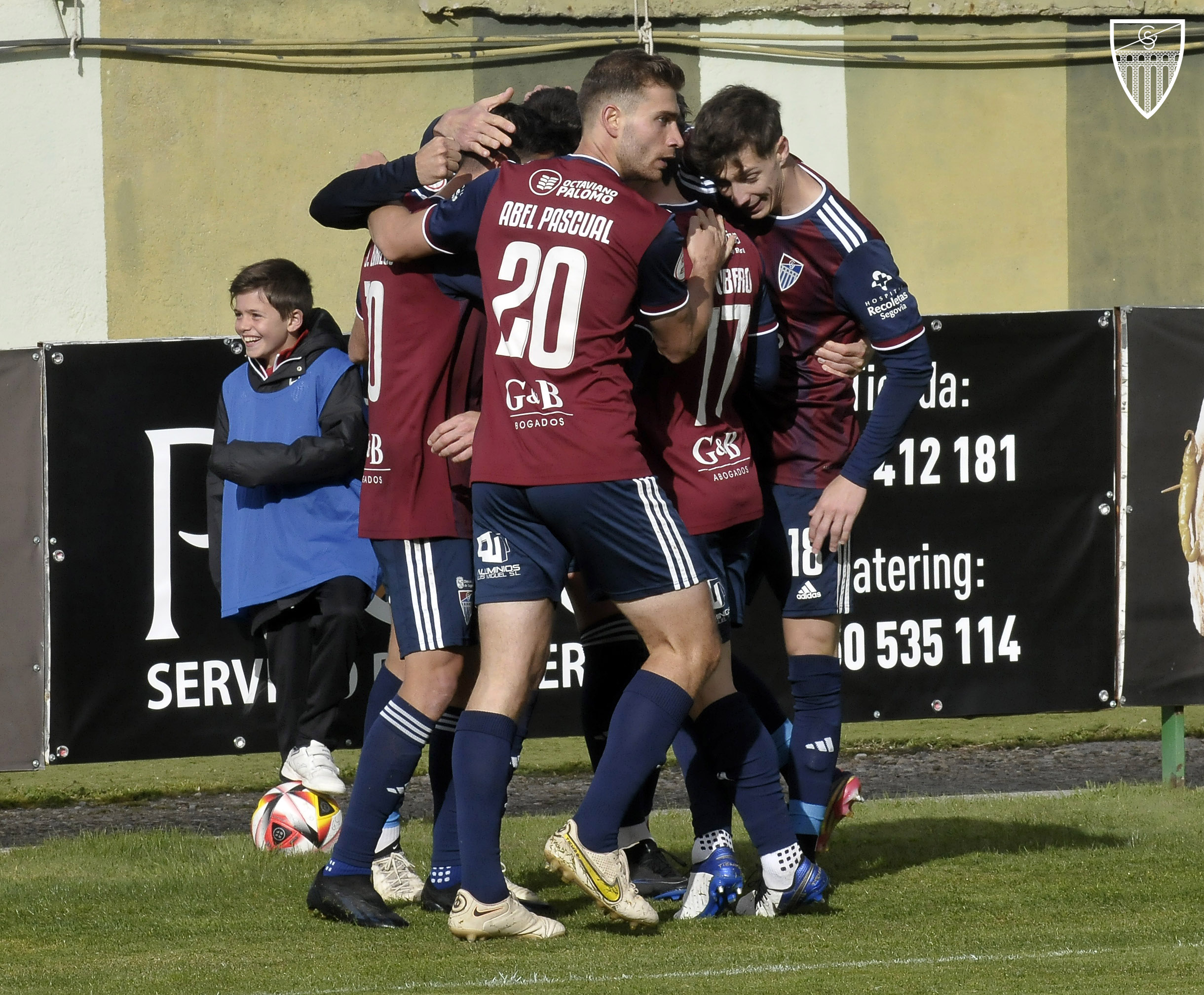 Los jugadores de la Segoviana celebran un gol frente al Cacereño en un encuentro de la temporada pasada / JUAN MARTÍN-G. SEGOVIANA