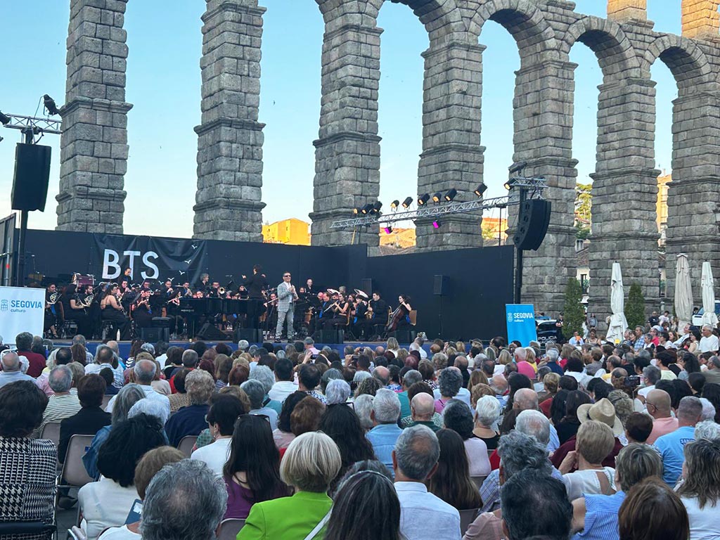 Serafín Zubiri y la BTS, en la plaza del Azoguejo.