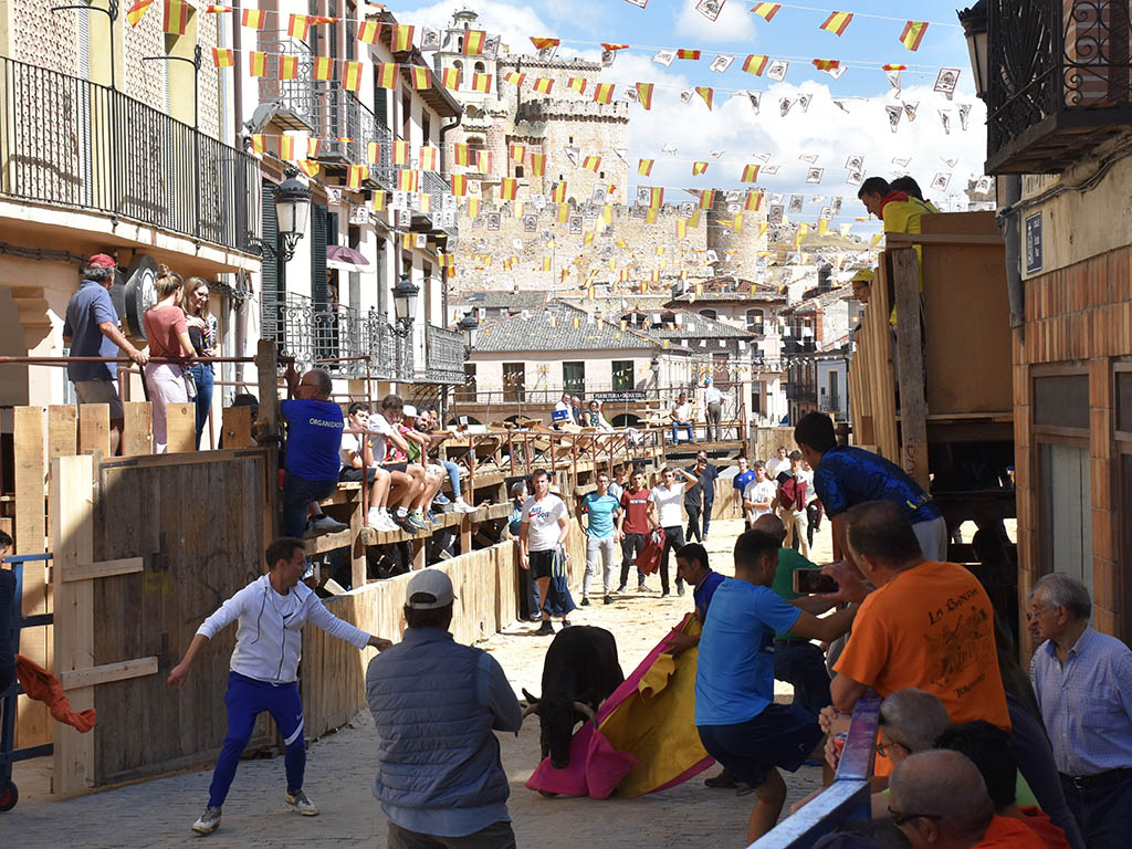 Carlos García, con el capote, durante una dirección de lidia en Turégano. / A.M.