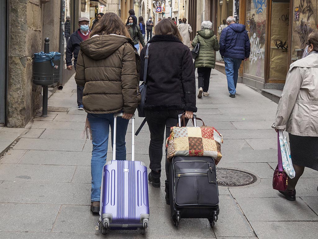 Tursitas por la calle Juan Bravo de Segovia. / KAMARERO