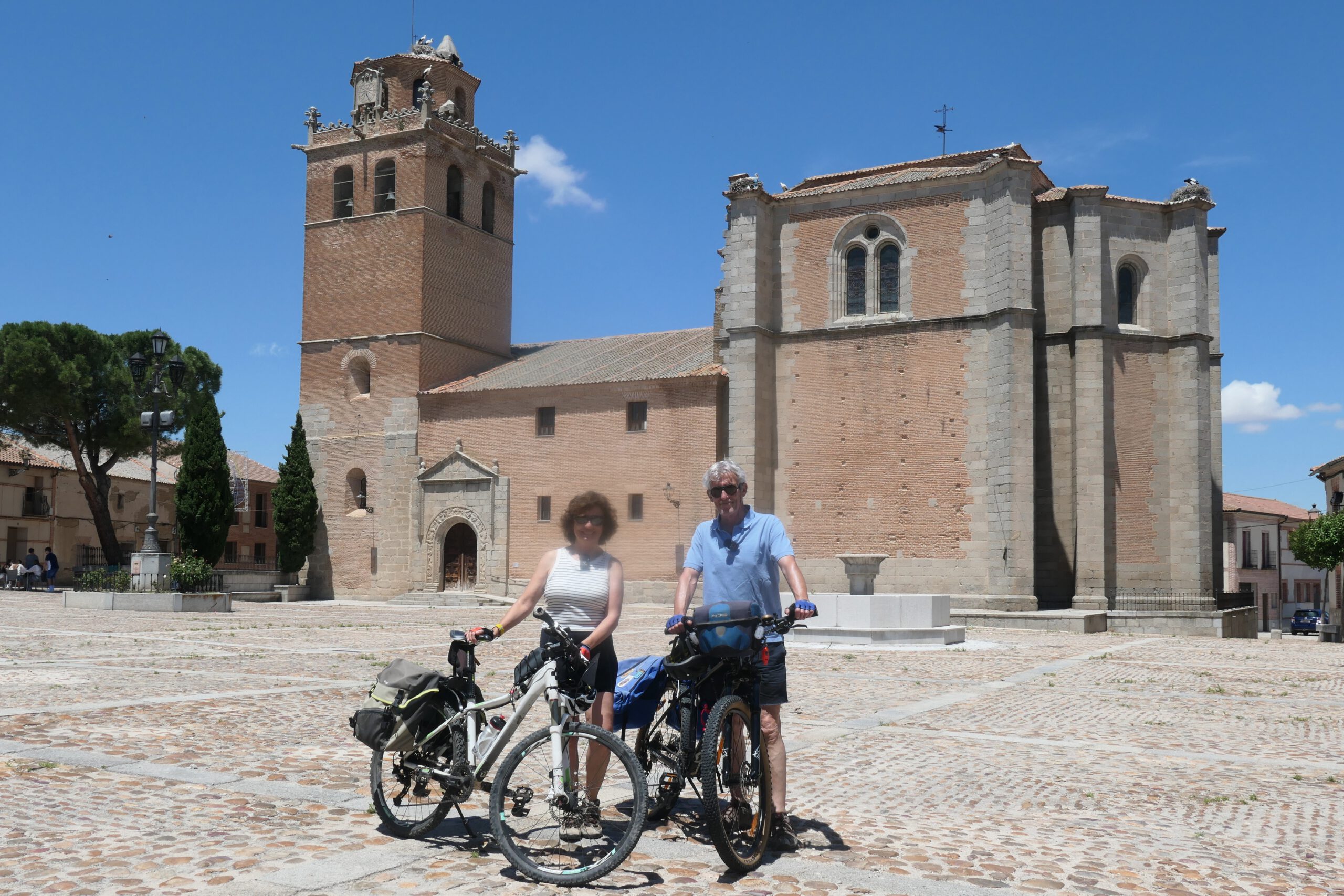 Carolina Muñoz y Carlos Rubio en Martín Muñoz de las Posadas / LA HISTORIA EN BICICLETA