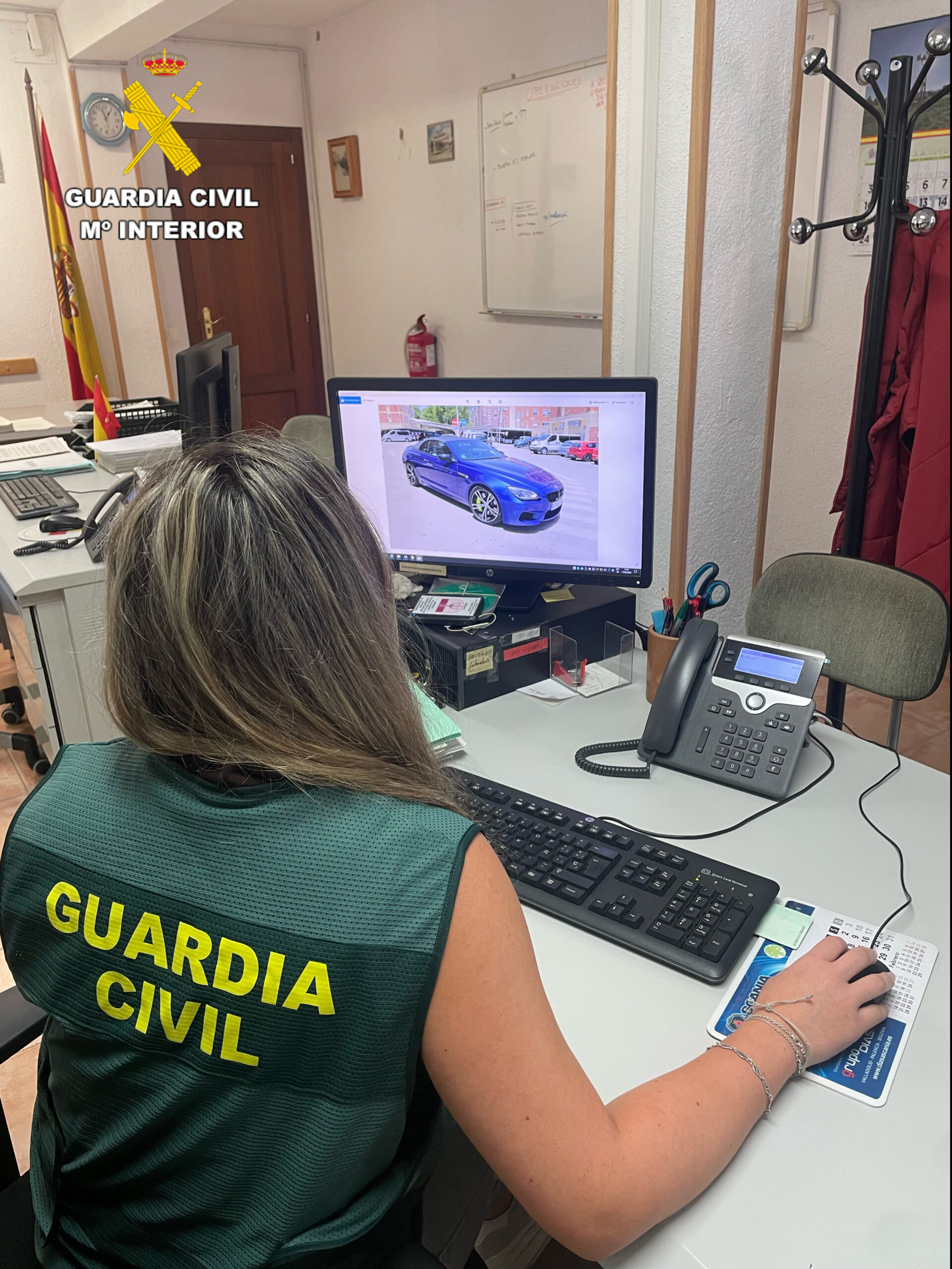 Una agente examina el coche implicado en la estafa / Guardia Civil