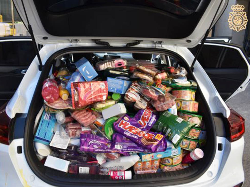 Vehículo interceptado con los productos del supermercado. / POLICÍA NACIONAL