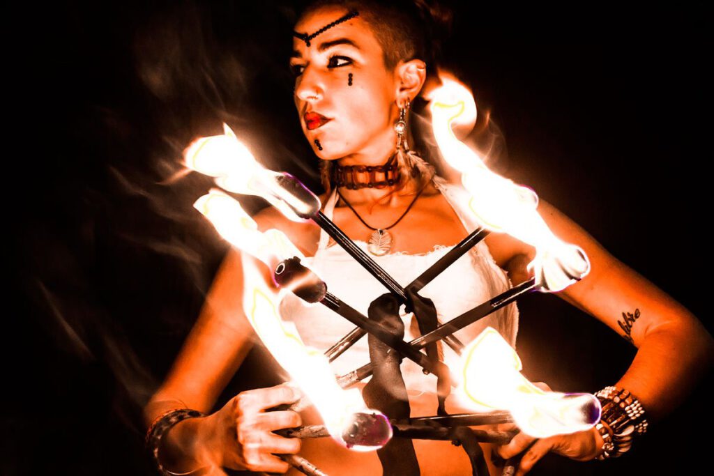 Sue realizará una danza tribal con fuego en el Paseo del Salón. Sue realizará una danza tribal con fuego en el Paseo del Salón.