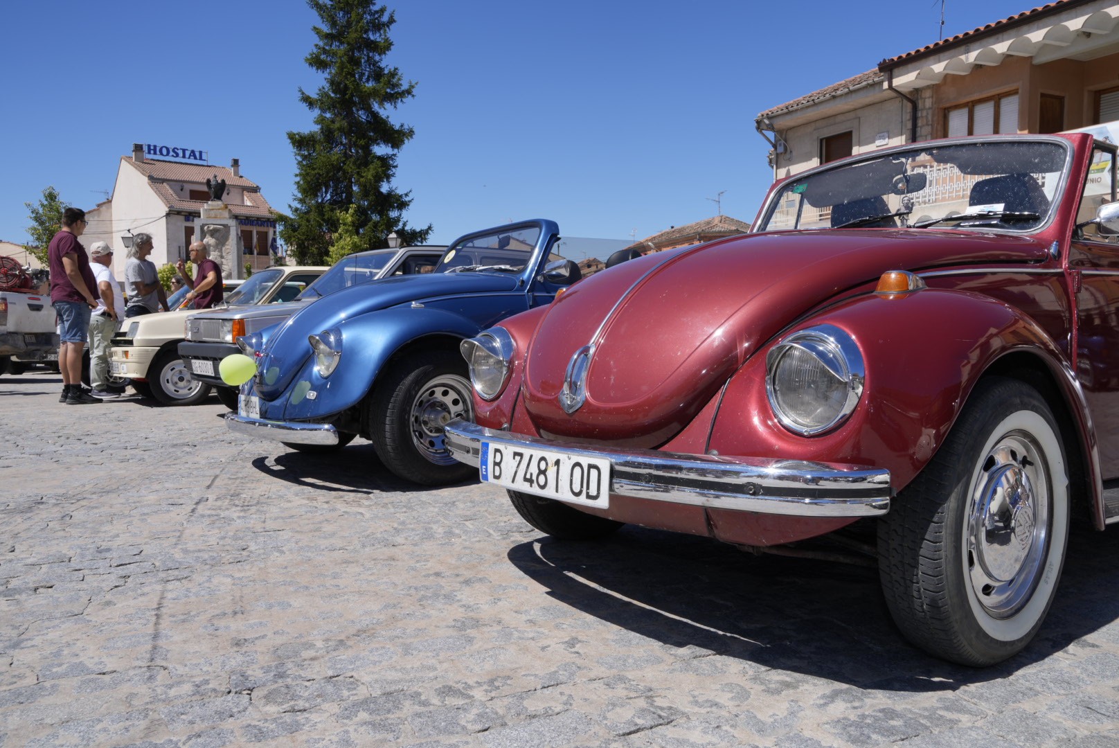 Casi medio centenar de coches clásicos se reunieron en Fuentepelayo- Foto: Miguel Ángel Fernández