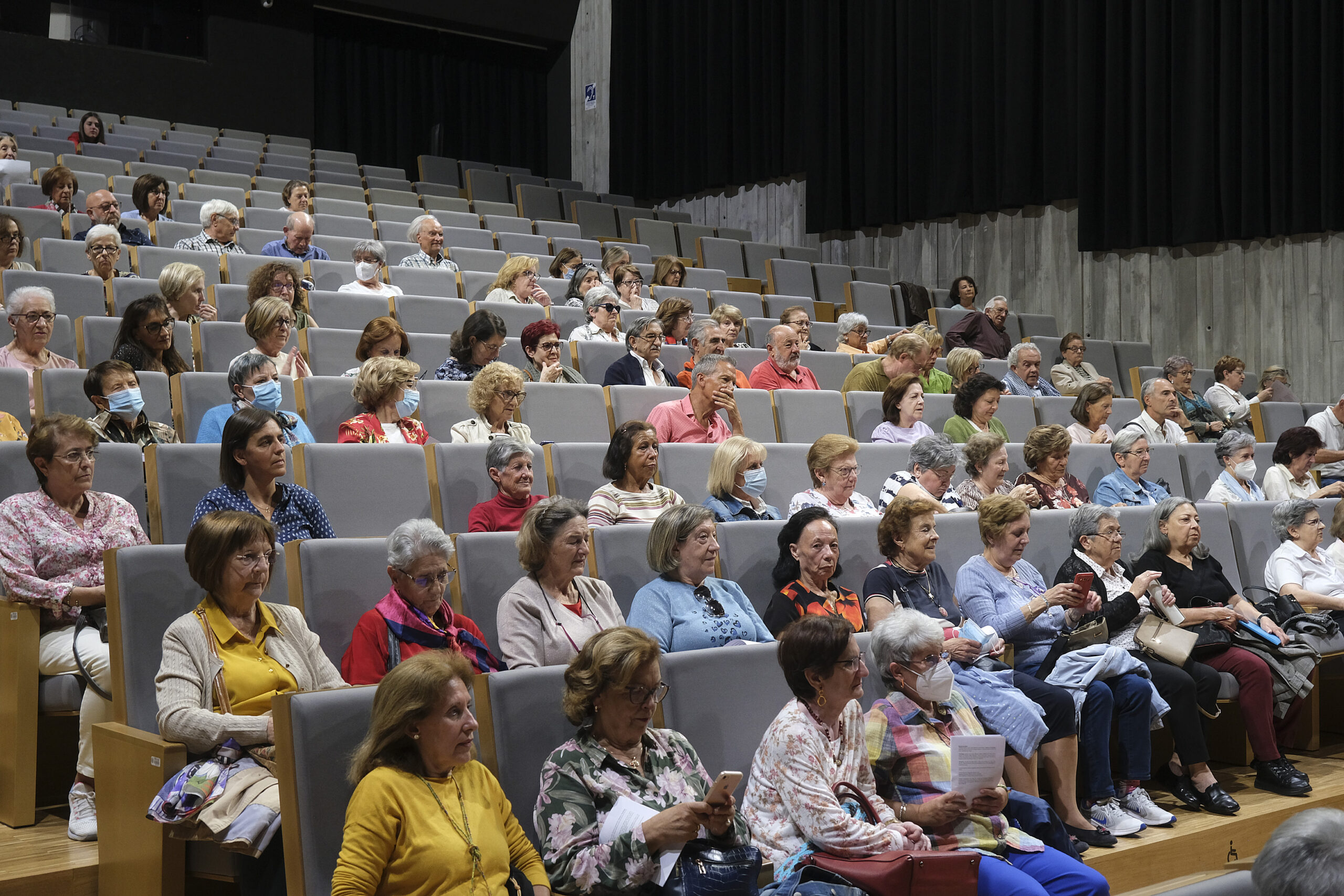 Alumnado en una conferencia durante el curso.